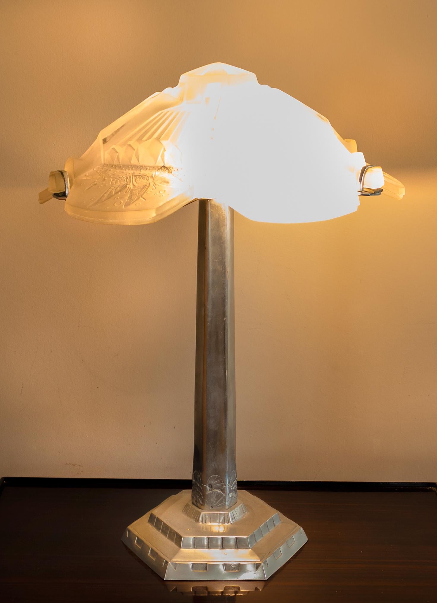 Lámpara de Sobremesa Art Decó Cromada con Mariposas de Cristal Esmerilado, Siglo XX Francés en venta