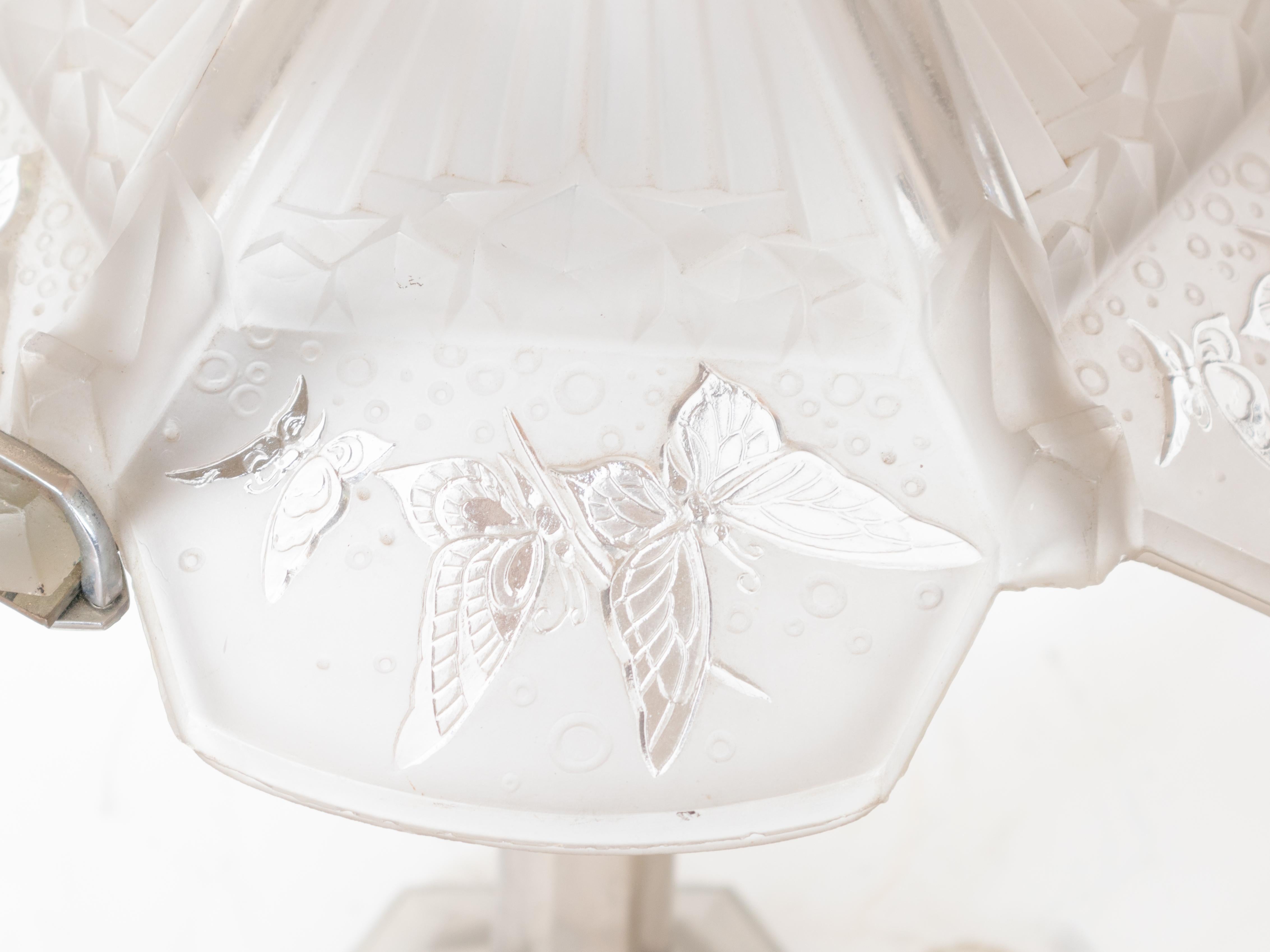 Lampe de table chromée Art déco avec papillons en verre dépoli, 20e siècle Bon état - En vente à Lisbon, PT