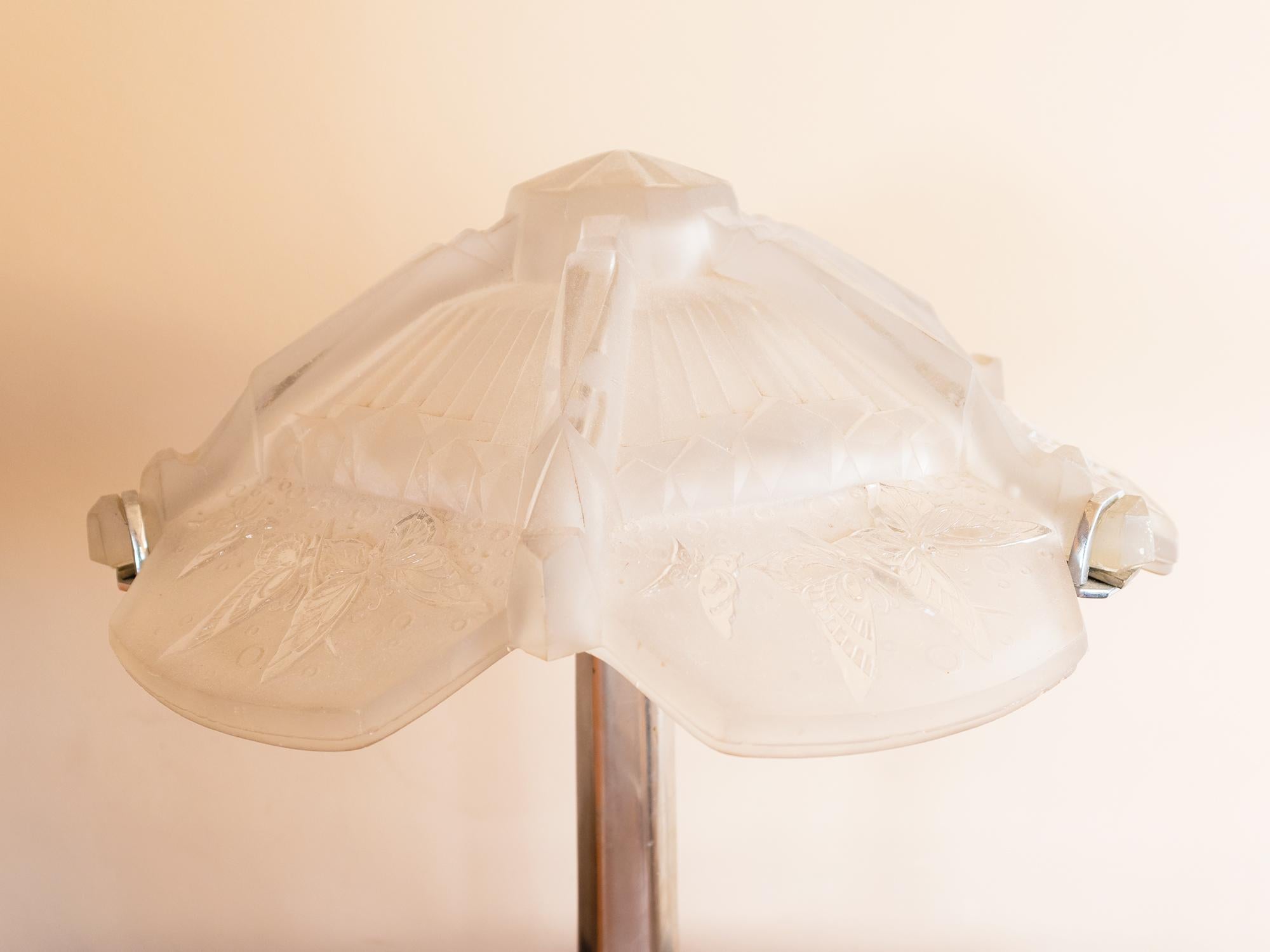 Lámpara de Sobremesa Art Decó Cromada con Mariposas de Cristal Esmerilado, Siglo XX en Bueno estado para la venta en Lisbon, PT