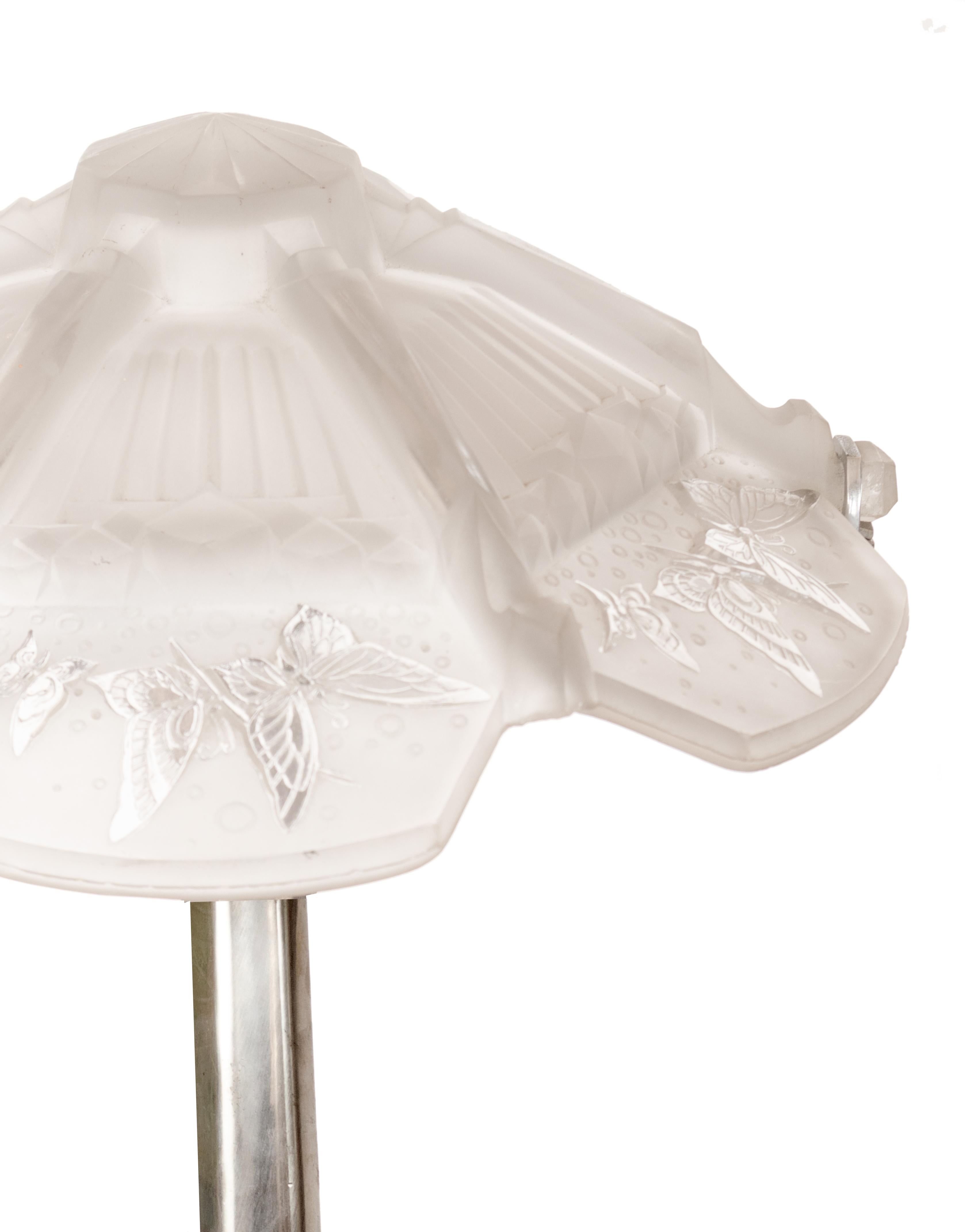 20ième siècle Lampe de table chromée Art déco avec papillons en verre dépoli, 20e siècle en vente