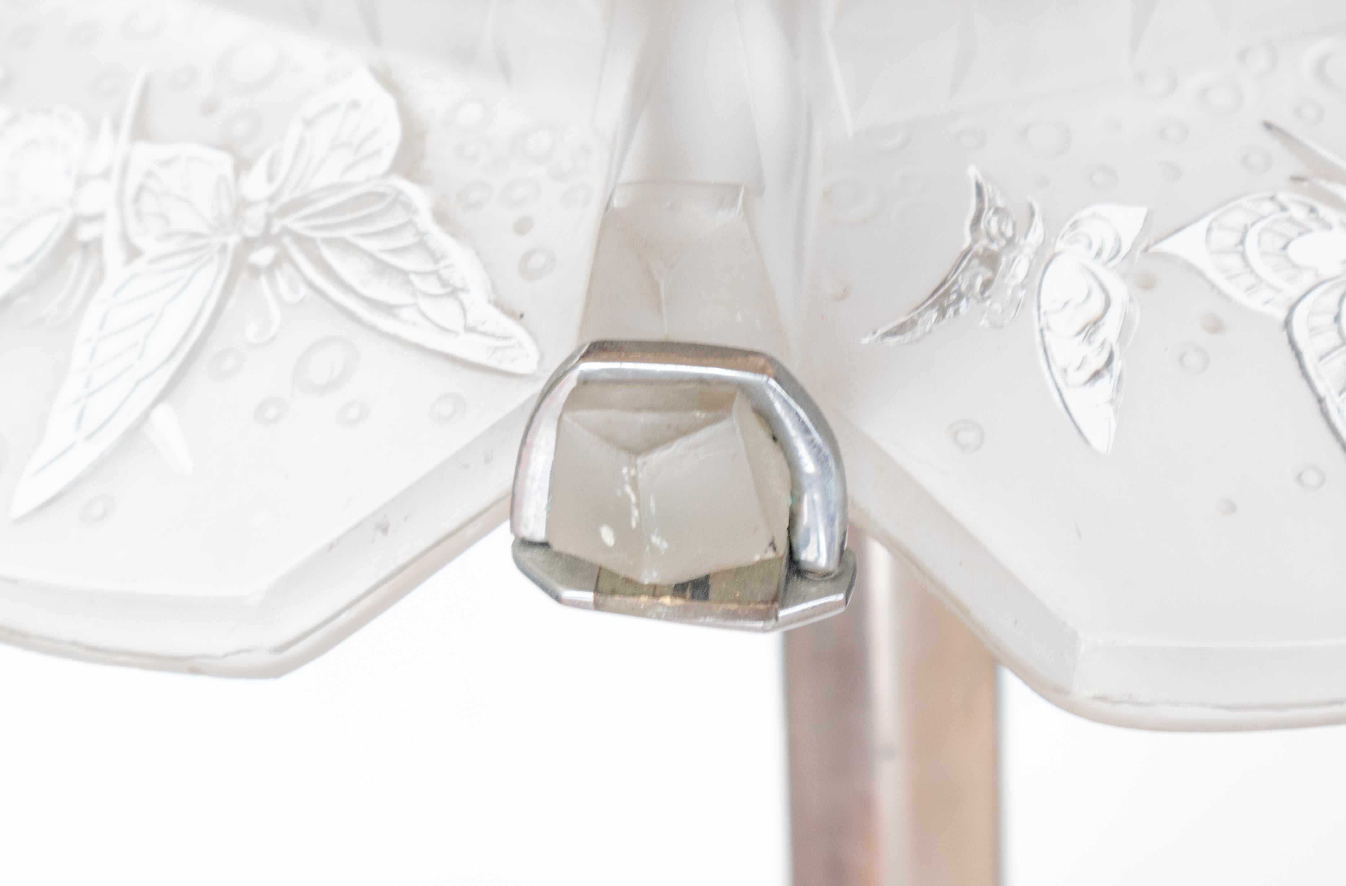 Métal Lampe de table chromée Art déco avec papillons en verre dépoli, 20e siècle en vente