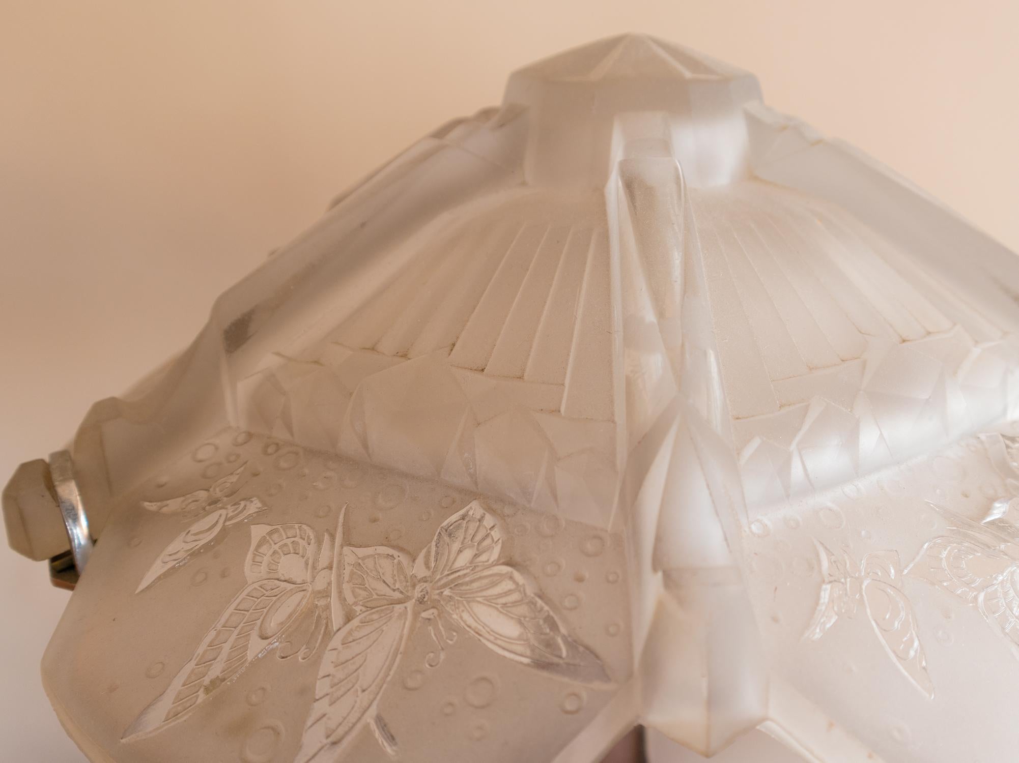 Lámpara de Sobremesa Art Decó Cromada con Mariposas de Cristal Esmerilado, Siglo XX Metal en venta