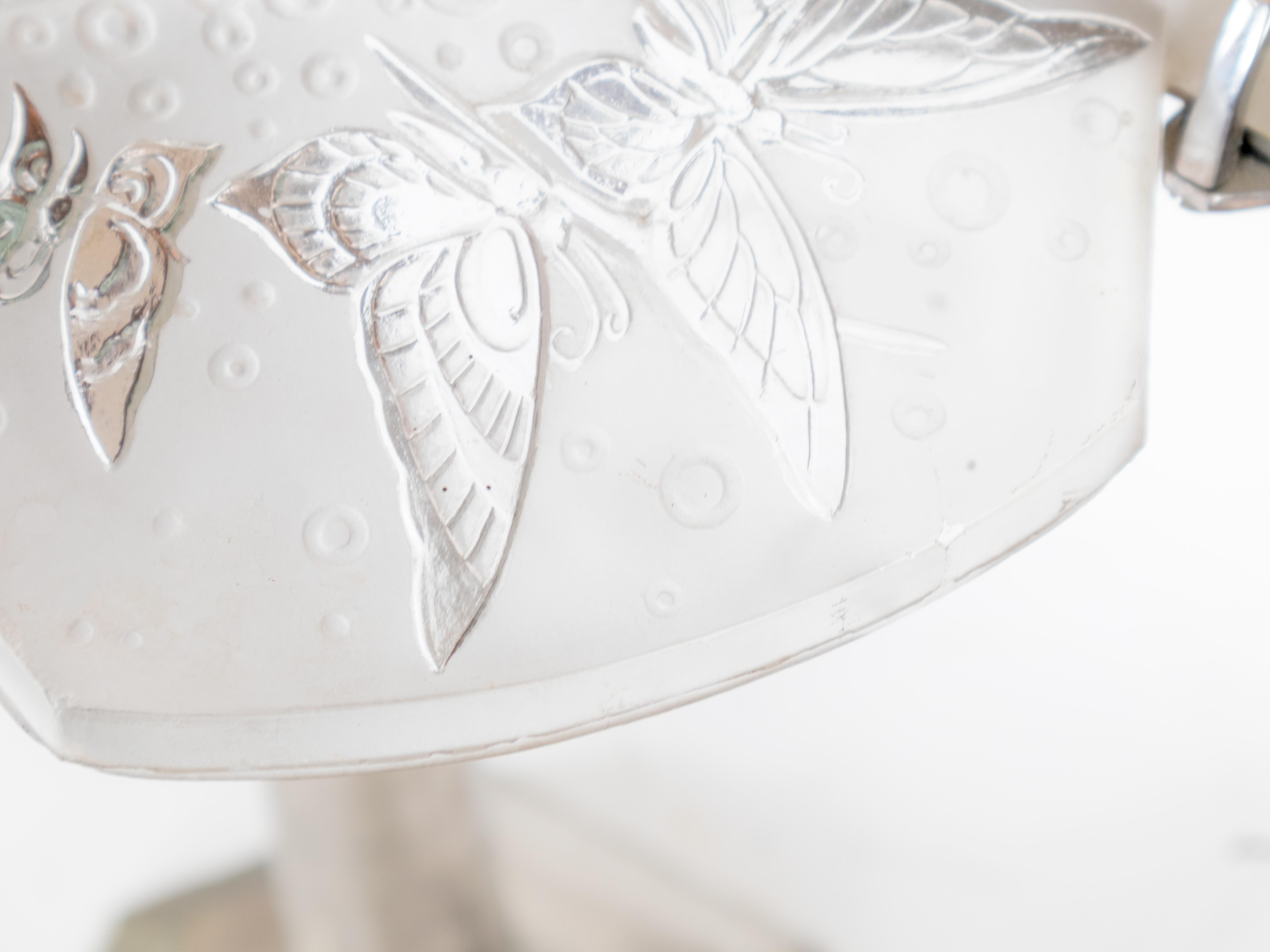 Lampe de table chromée Art déco avec papillons en verre dépoli, 20e siècle en vente 1