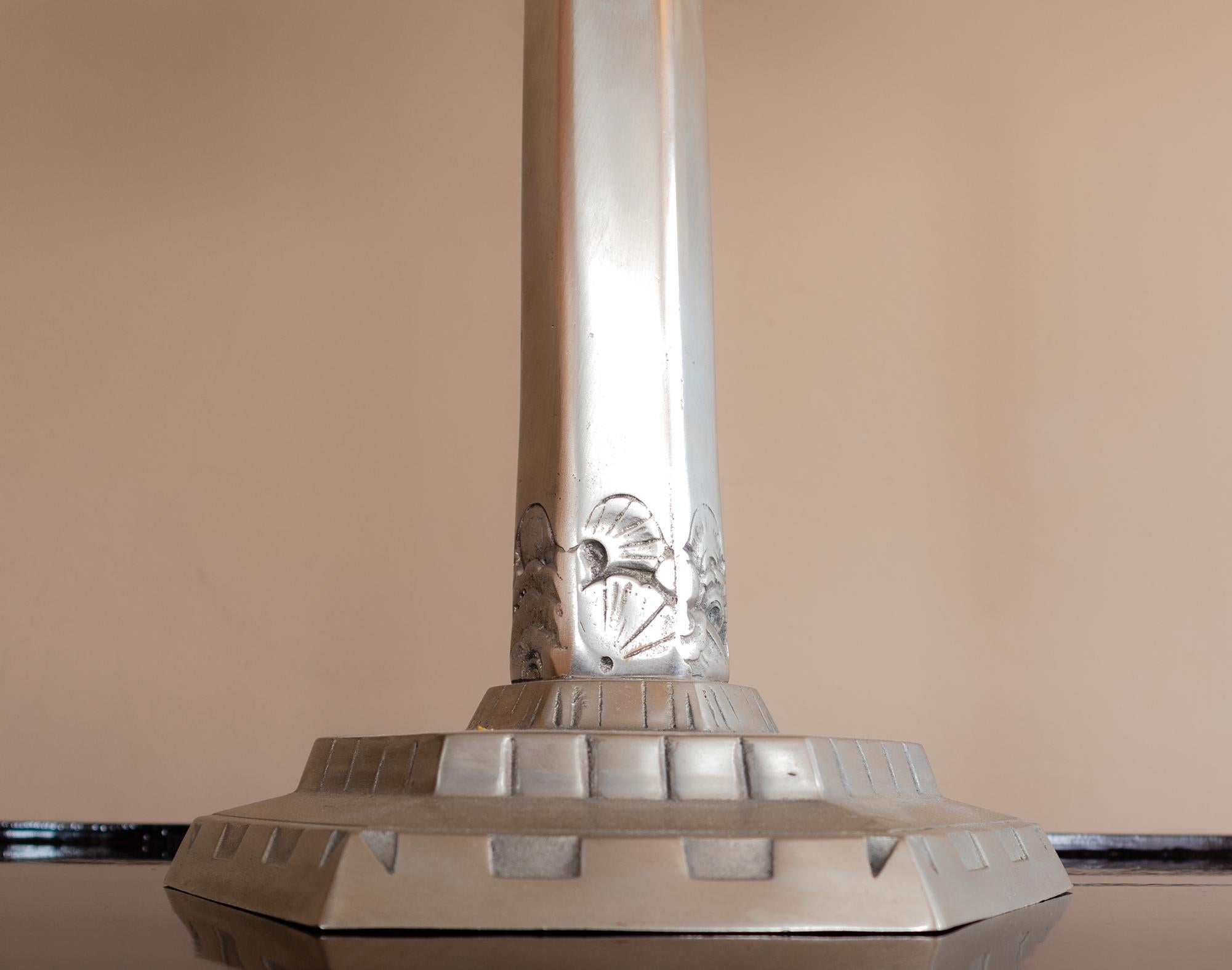 Lámpara de Sobremesa Art Decó Cromada con Mariposas de Cristal Esmerilado, Siglo XX en venta 1