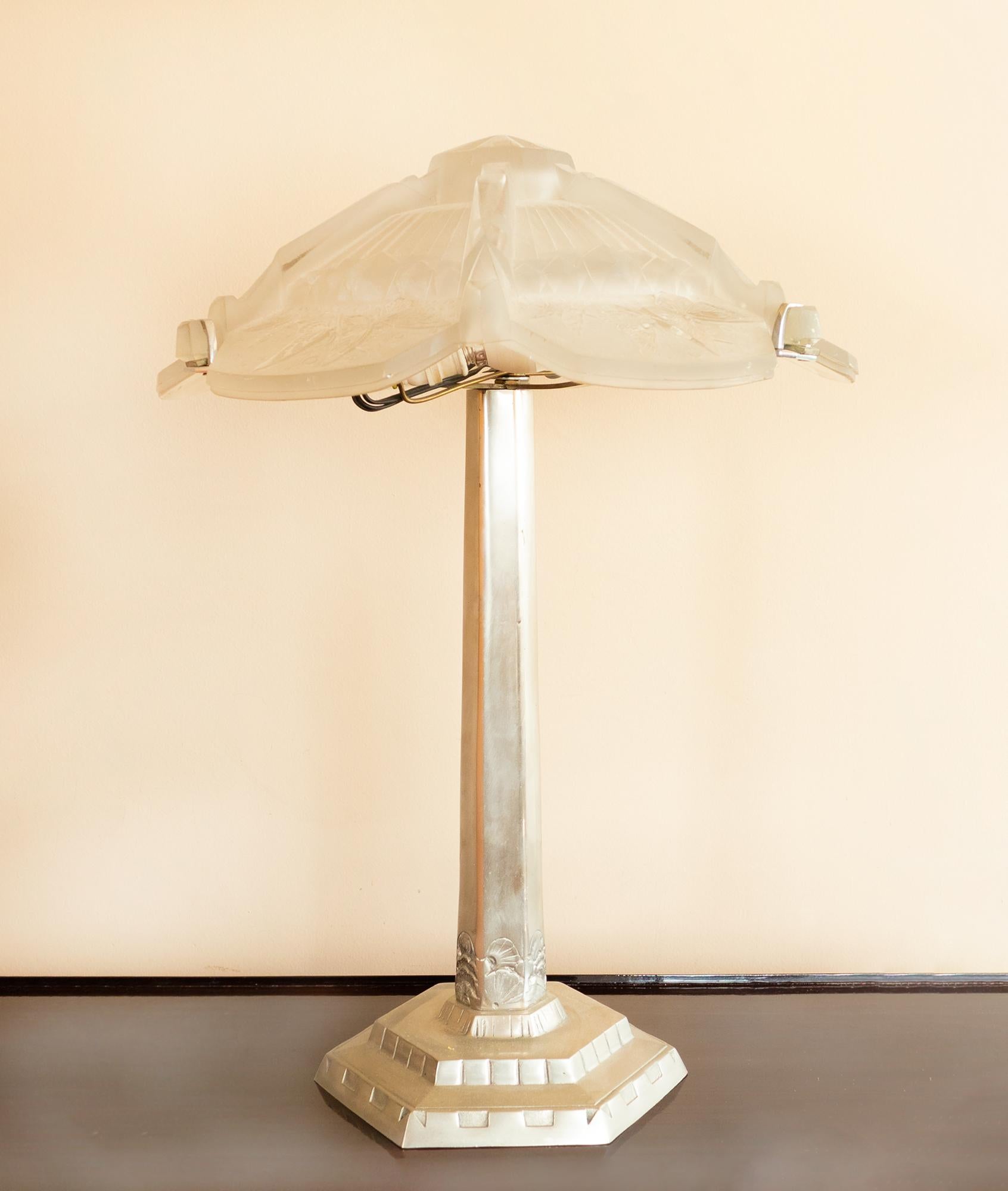 Lampe de table chromée Art déco avec papillons en verre dépoli, 20e siècle en vente 2