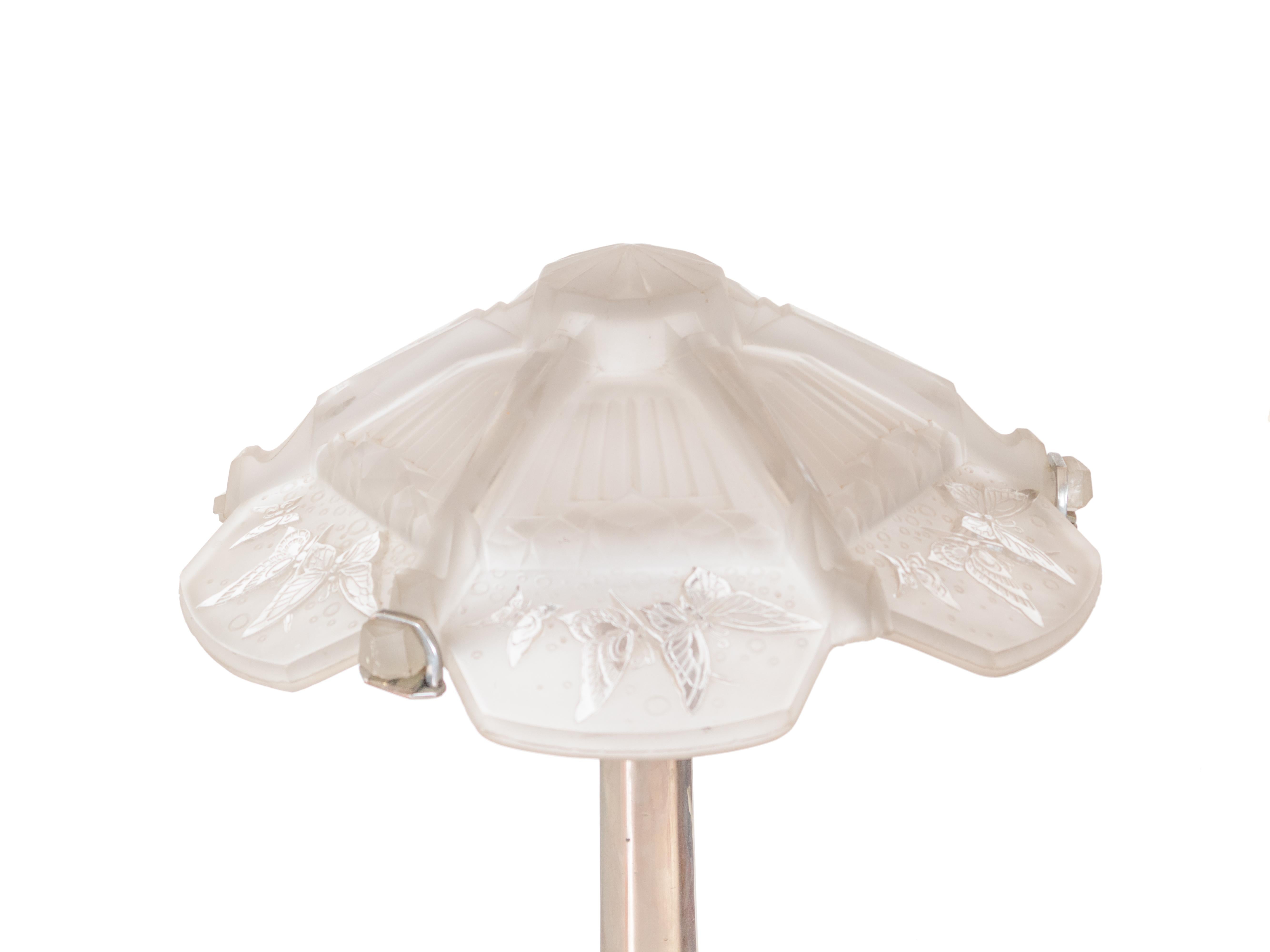 Lámpara de Sobremesa Art Decó Cromada con Mariposas de Cristal Esmerilado, Siglo XX en venta 2
