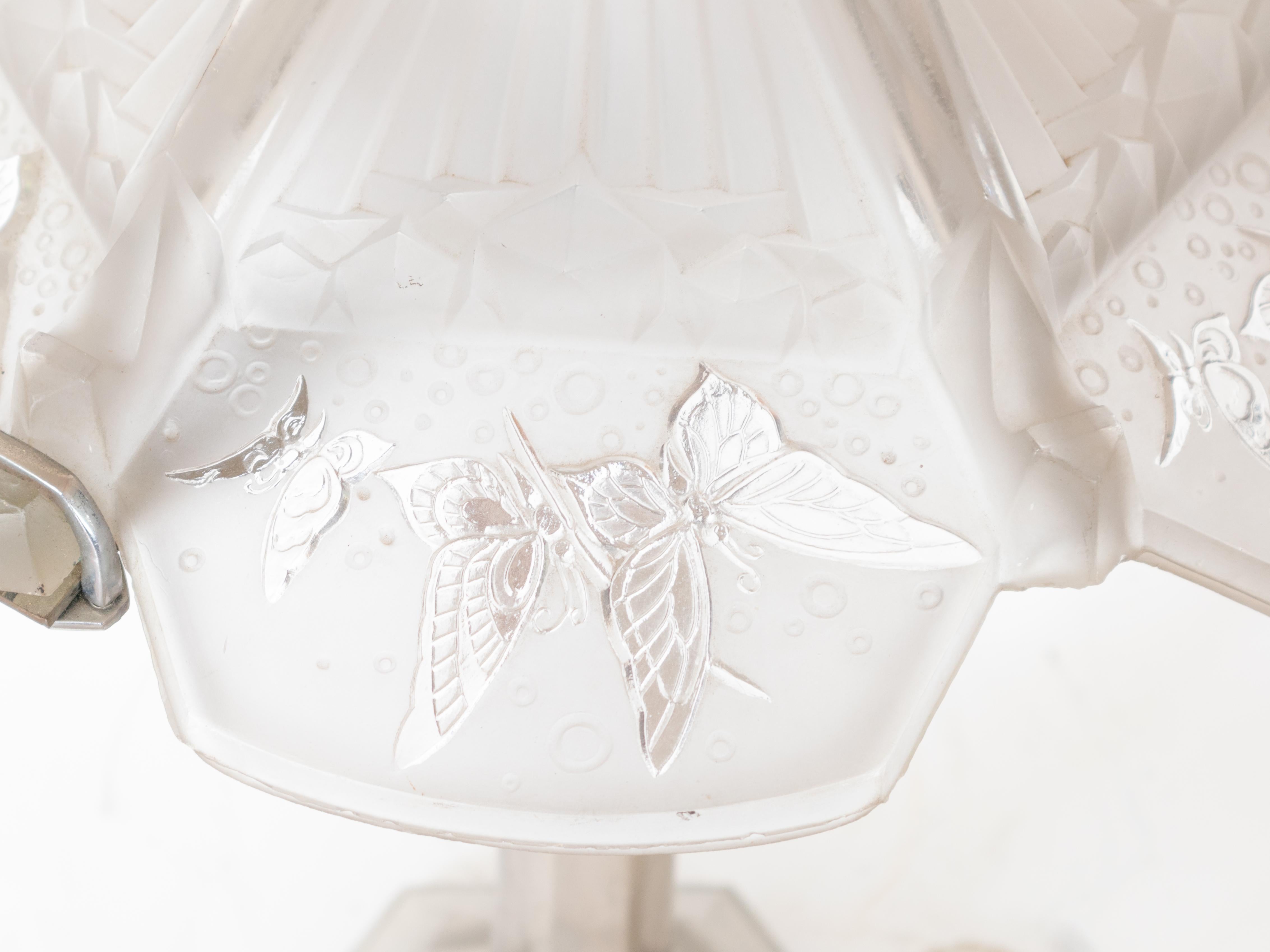 Lámpara de Sobremesa Art Decó Cromada con Mariposas de Cristal Esmerilado, Siglo XX en venta 3
