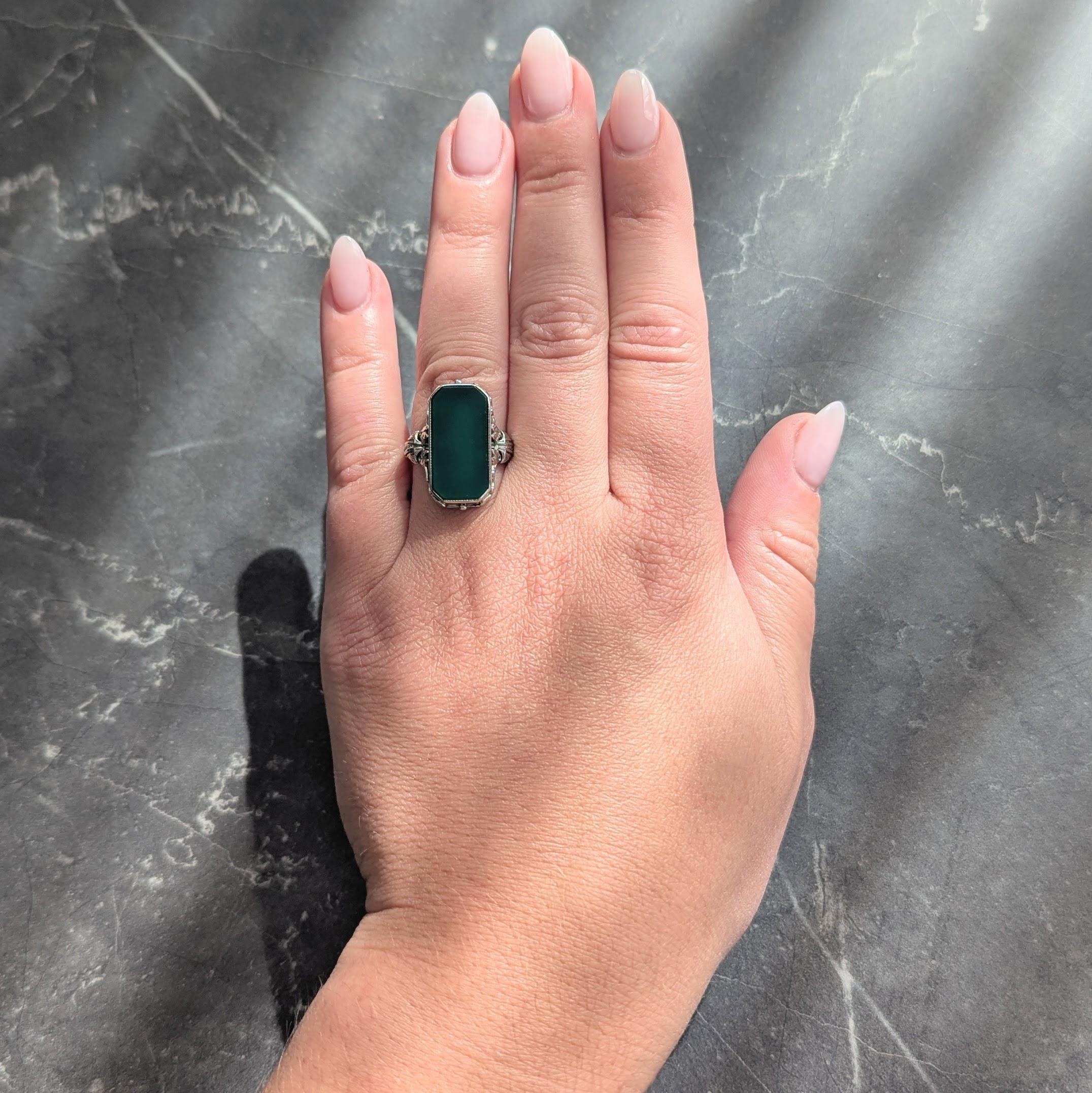 Al centro una tavoletta di crisoprasio di forma ottagonale di 19,0 x 10,0 mm.
Colore verde bluastro traslucido con saturazione intensa
Lunetta incastonata con motivo a volute in rilievo
Fiancheggiato da spalle scanalate con motivo a