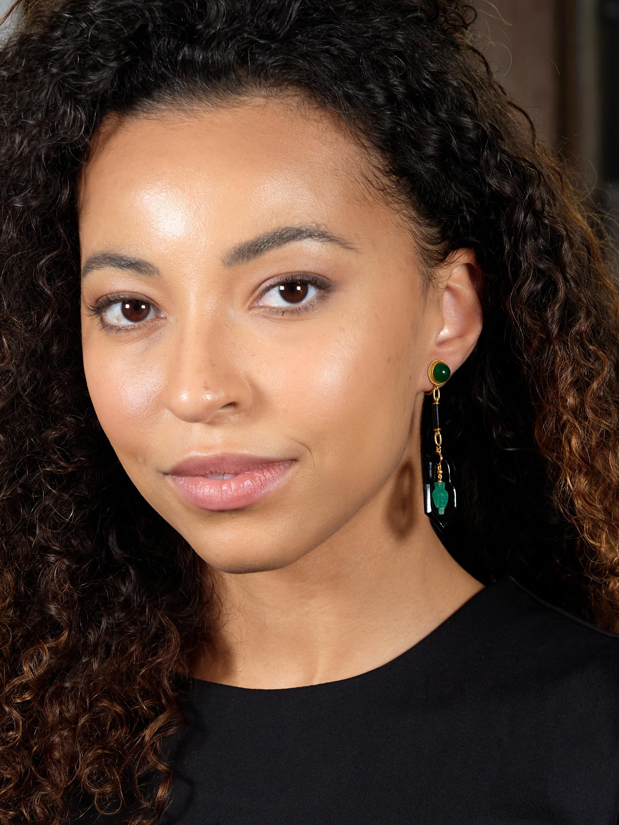 Disegnati come cabochon di crisoprasio incastonati in un castone come sormonto
Misura 8,0 mm tonda - verde bluastro traslucido con patologia.
Sospensione di maglie a barile in onice intagliato e forme a cartiglio aperte
I barilotti misurano 3,0 x