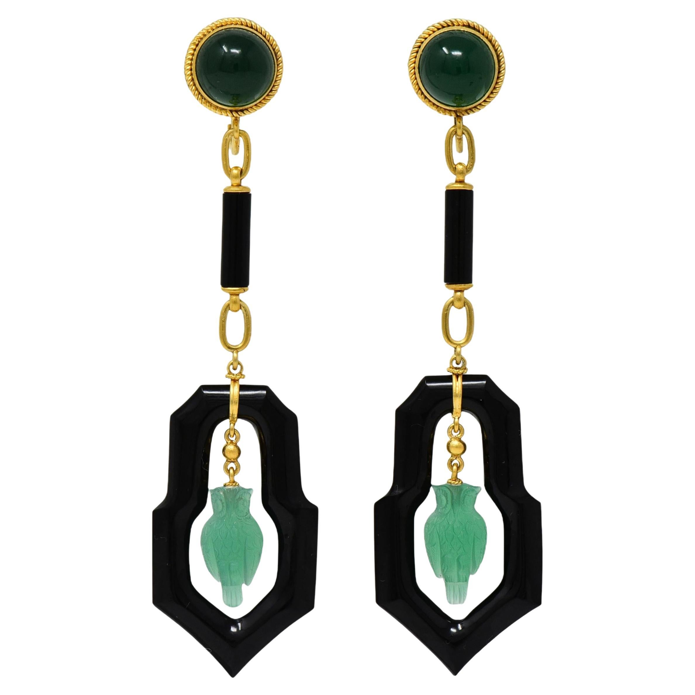 Orecchini a goccia Art Deco in crisoprasio, onice, oro giallo 14K, gufo antico con chiusura a vite in vendita