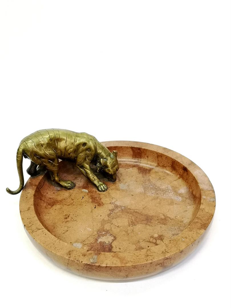 Art Deco cigar ashtray of bronze with bronze tiger motife, 1930s.