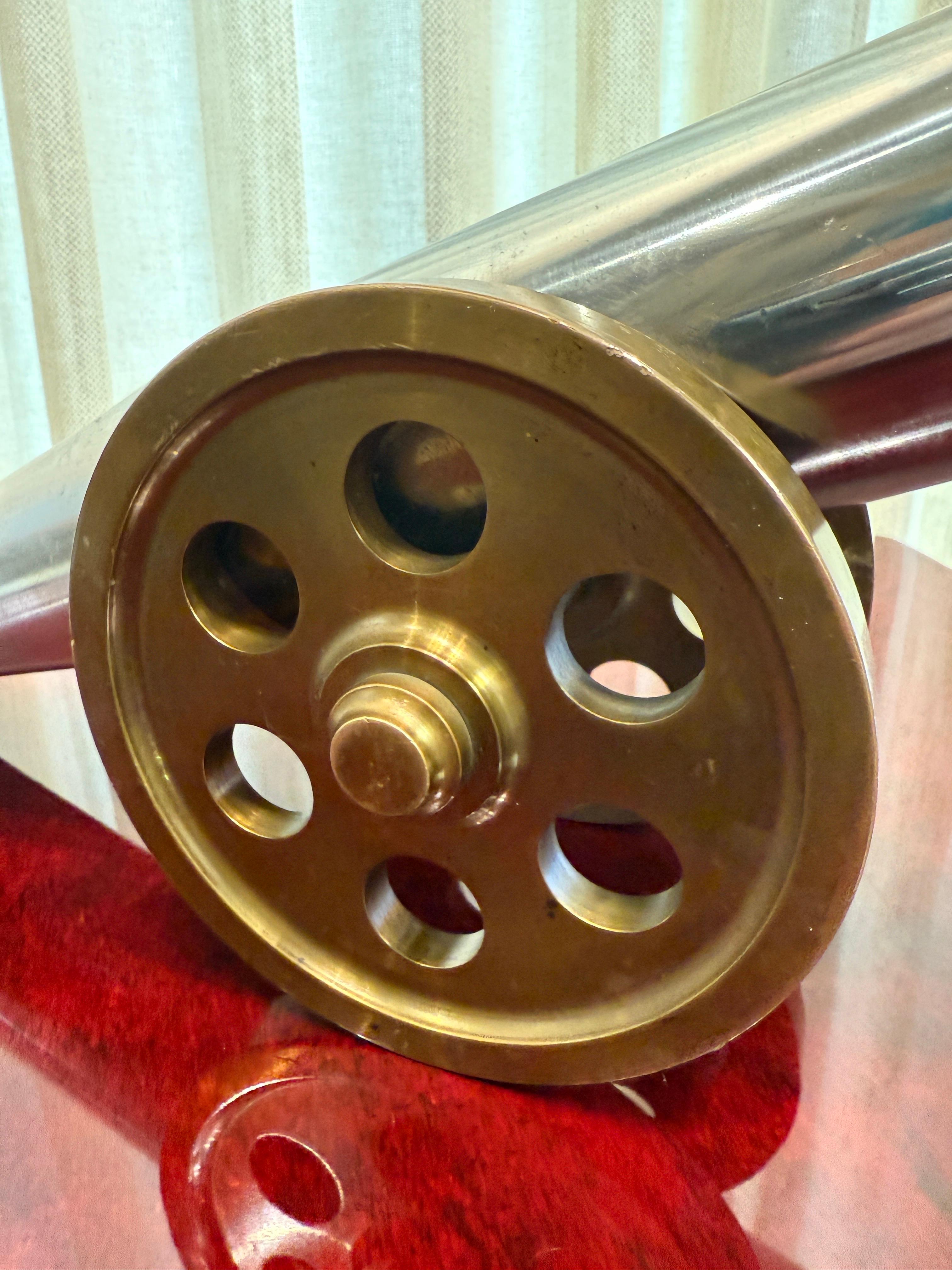 Si tratta di un fantastico modello di porta sigarette usato in pubblicità, realizzato interamente in bronzo e alluminio.  I metalli misti e la scala sono meravigliosi, davvero un pezzo unico che farà molto parlare di sé.
