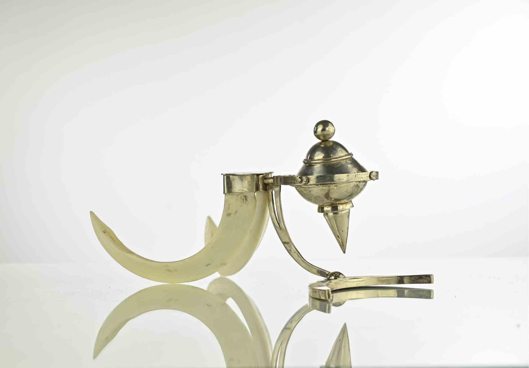 Accendisigari Art Deco con zanna di cinghiale montata in argento.

Ottime condizioni.