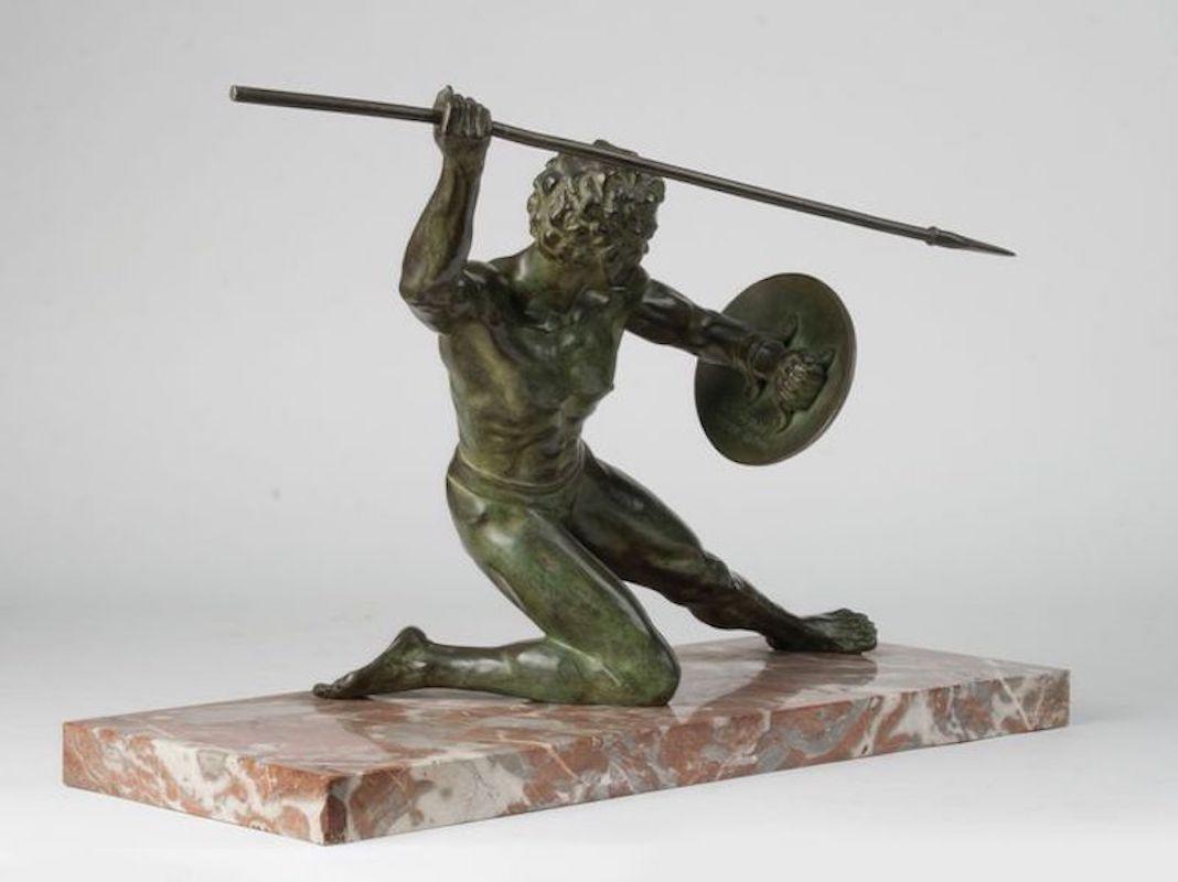 Sculpture representing a gladiator in conflict. It is a bronze sculpture on a marble base. The sculpture was made by the Italian artist Ugo Cipriani. He was a sculptor who also worked in France for a long time. This sculpture was probably made circa