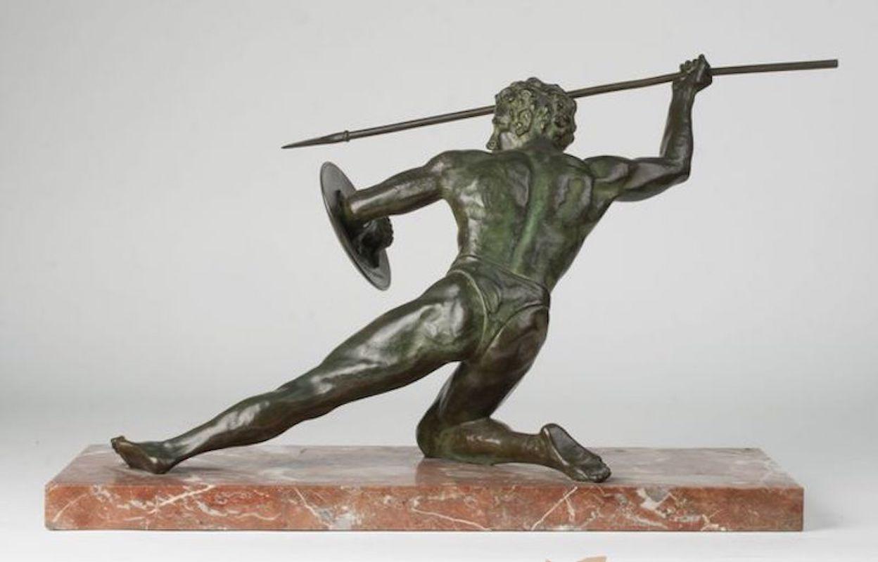 Art déco Cipriani Gladiator-Skulptur aus Bronze auf Marmorsockel (Europäisch) im Angebot