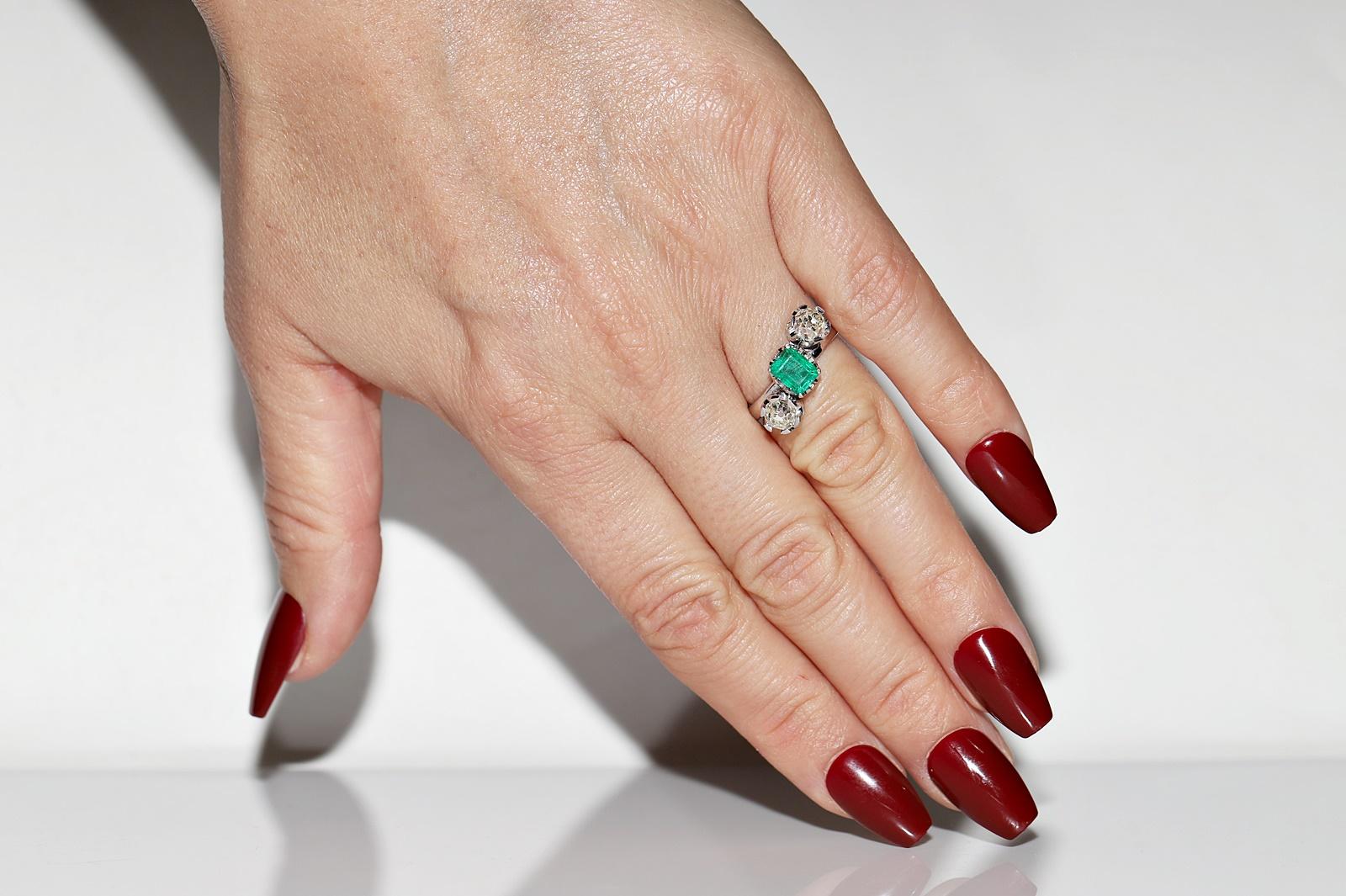 In sehr gutem Zustand.
Das Gesamtgewicht beträgt 5 Gramm.
Insgesamt ist Diamant etwa 1,40 ct.
Der Diamant hat die Farbe J-K und die Reinheit vvs-vs.
Insgesamt ist Smaragd 1 ct.
Ringgröße ist US 6.2 
Wir können jede Größe herstellen.
Die Box ist
