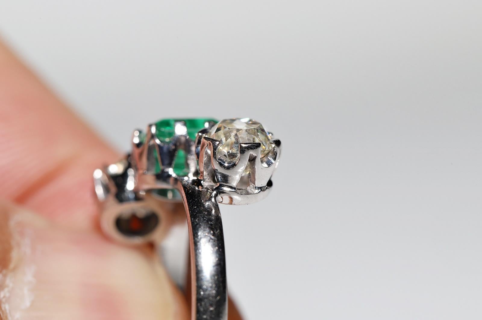 Art Deco  CIRCA 1920er Jahre  18 Karat Gold Altminenschliff Diamant und Smaragd Dekorierter Ring im Angebot 3