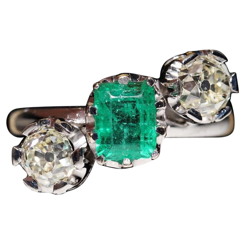 Art Déco  Circa anni '1920  Anello decorato con diamanti e smeraldi taglio Old Mine in oro 18k