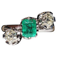 Art Déco  Circa anni '1920  Anello decorato con diamanti e smeraldi taglio Old Mine in oro 18k