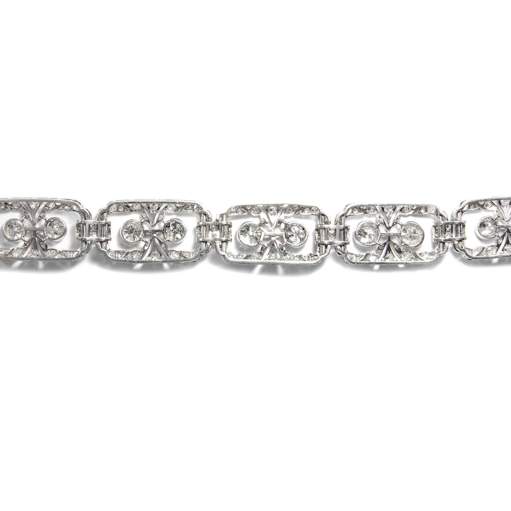 Art Deco circa 1925 11.35 Carat Old European Cut White Diamond Platinum Bracelet For Sale 4