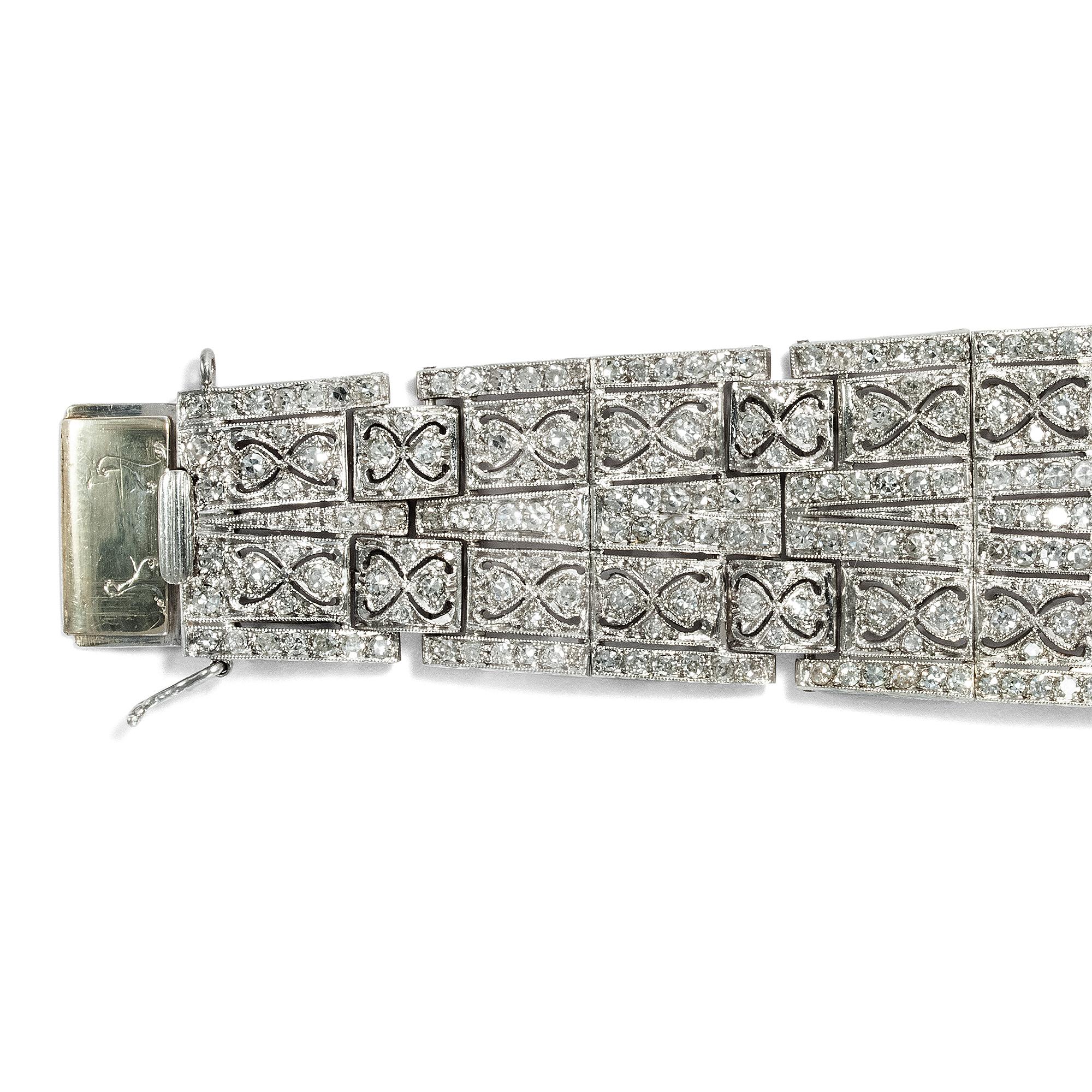 Round Cut Art Déco circa 1925, Certified 8.3 Carat Diamond and Emerald Platinum Bracelet