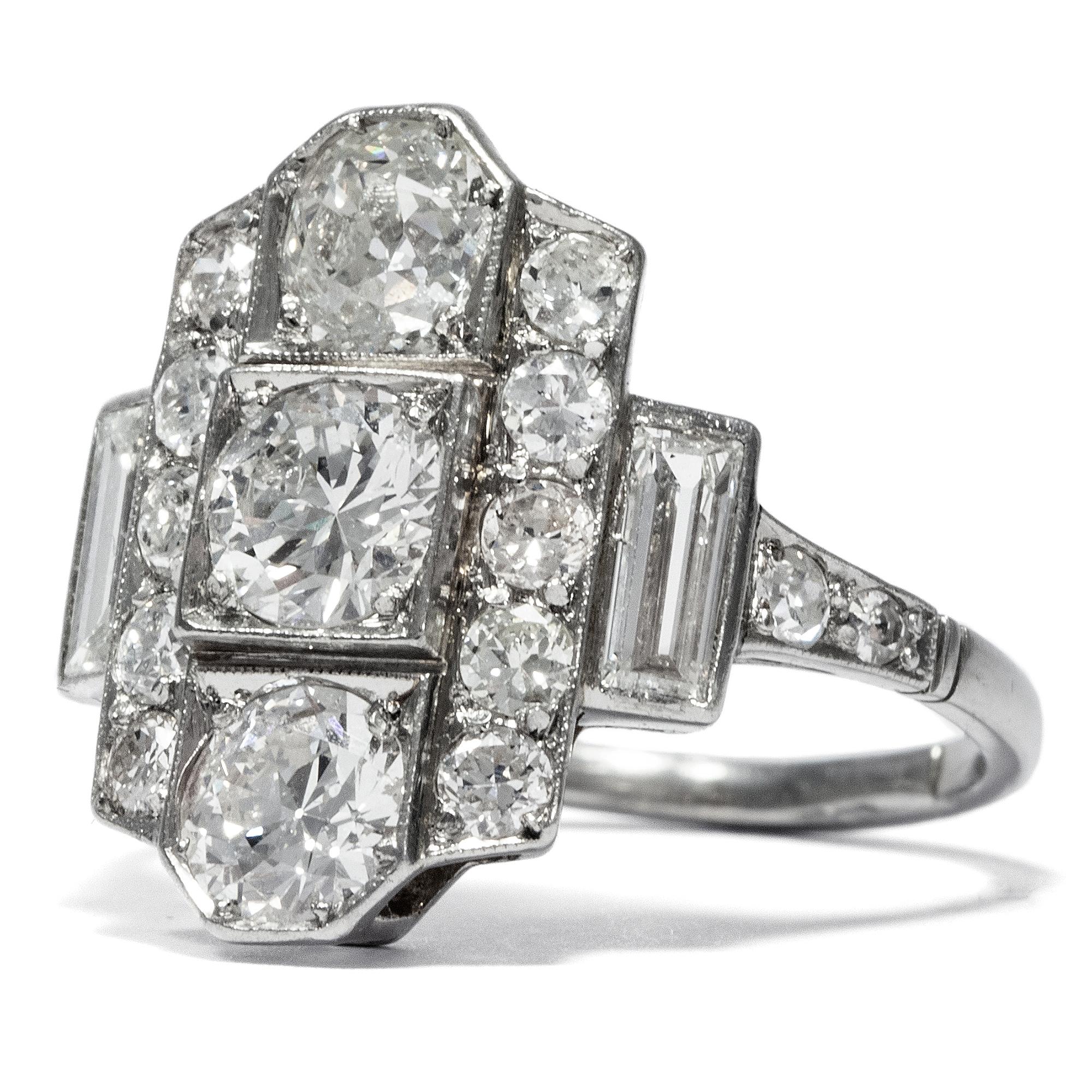 Art Deco circa 1930, Certified 2.25 Carat Old European Cut Diamond Platinum Ring In Excellent Condition In Berlin, Berlin