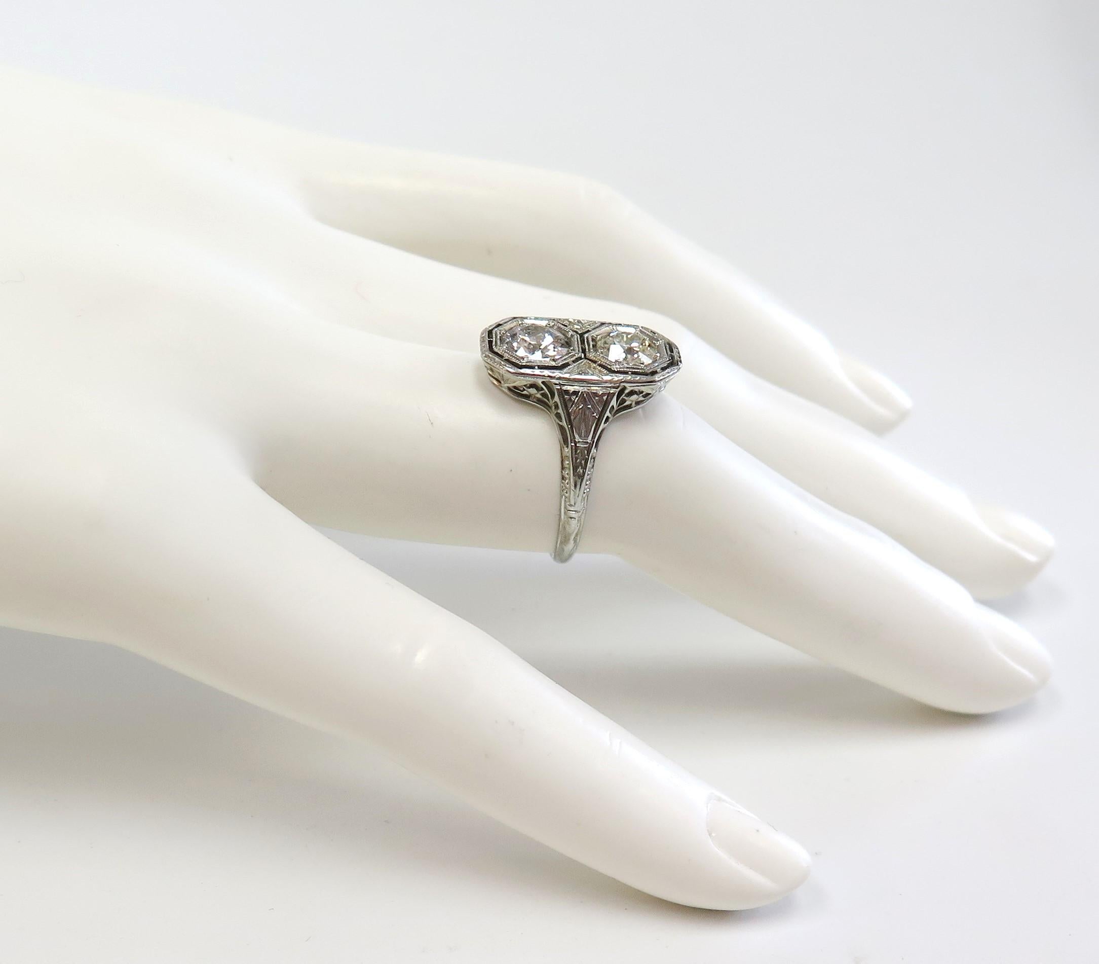 Art Deco circa 1930, Two-Stone Filigree Ring in 18 Karat White Gold For Sale 1
