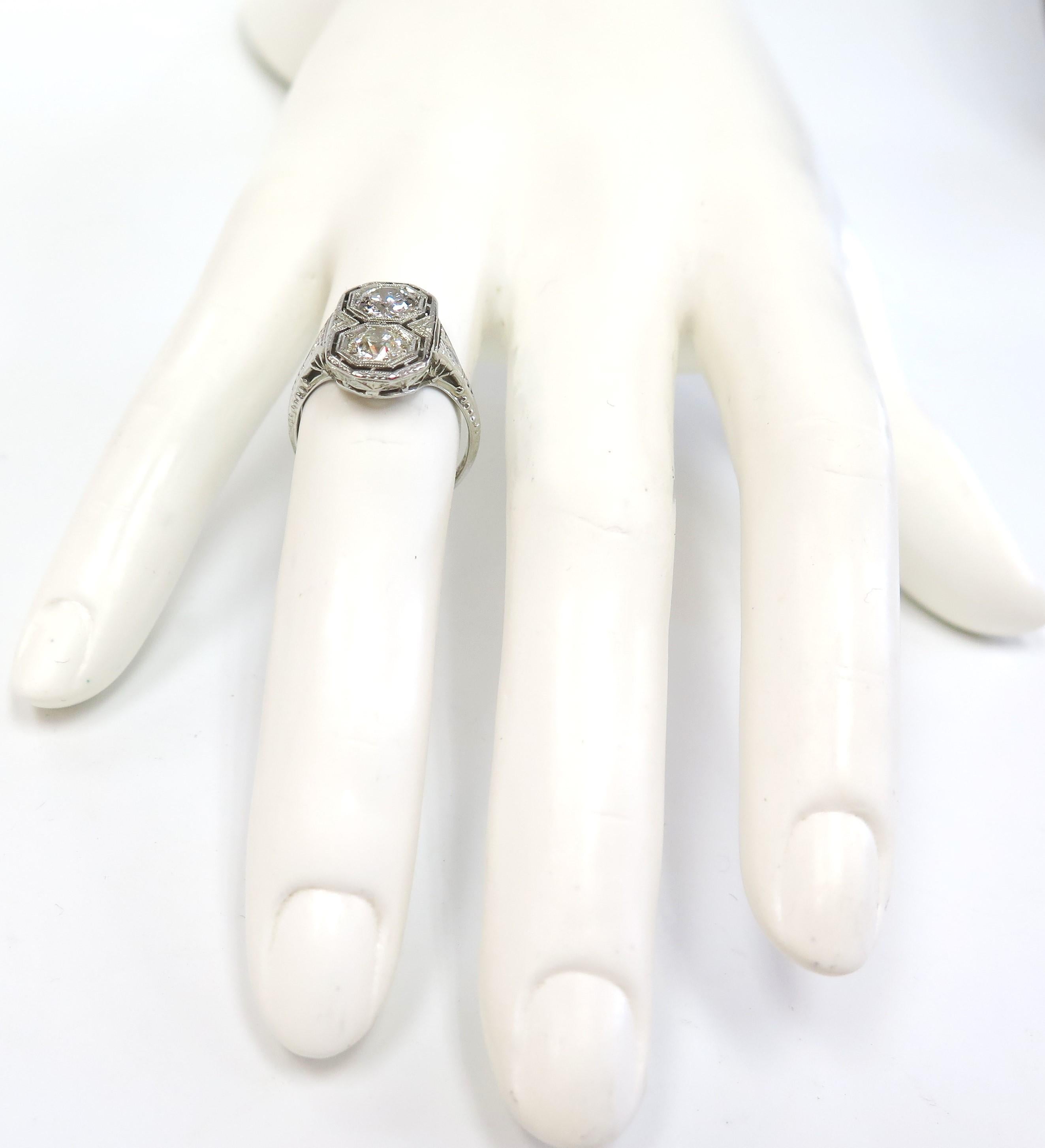 Art Deco circa 1930, Two-Stone Filigree Ring in 18 Karat White Gold For Sale 2