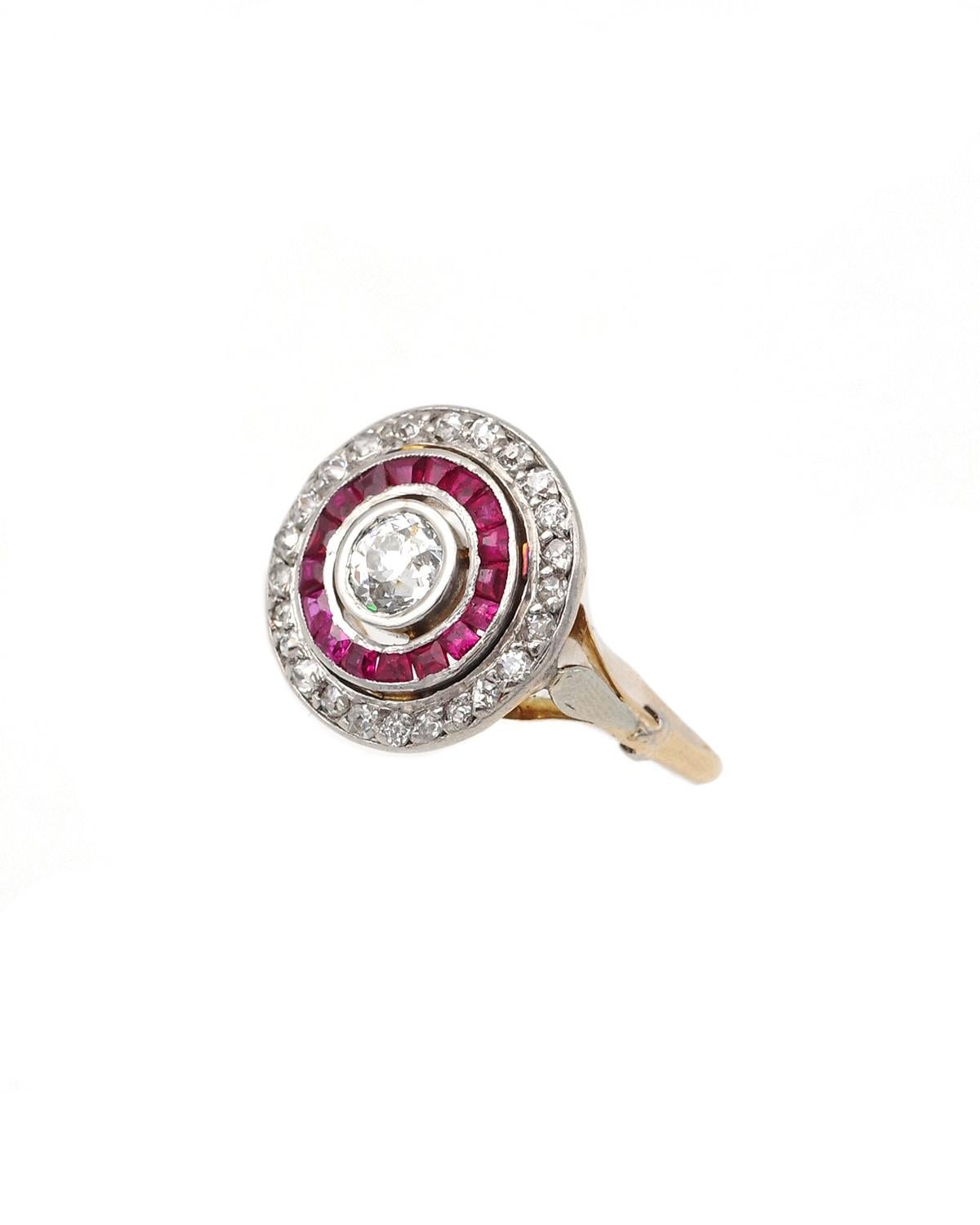 Anello circolare con diamante e rubino in oro bianco 18 carati e platino. Anello target d'epoca Art Déco, centrato da un diamante di 0,33 carati di taglio antico in una montatura di 18 rubini naturali calibrati e una seconda montatura di 25 diamanti