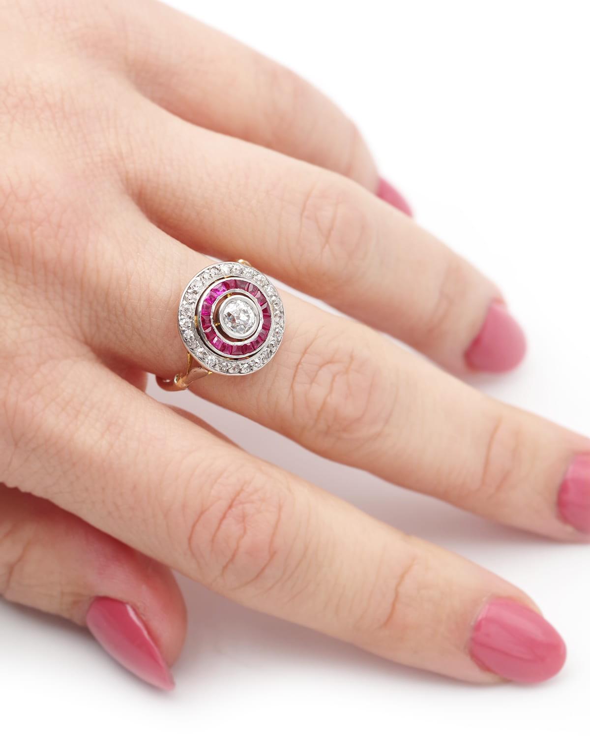 Taglio vecchia miniera Anello Art Deco circolare con rubino e diamante da 0,33 carati in oro 18 carati e platino in vendita
