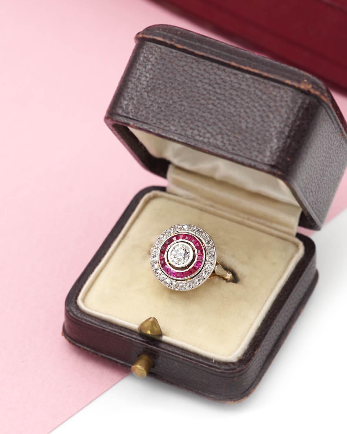 Anello Art Deco circolare con rubino e diamante da 0,33 carati in oro 18 carati e platino In condizioni buone in vendita a PARIS, FR