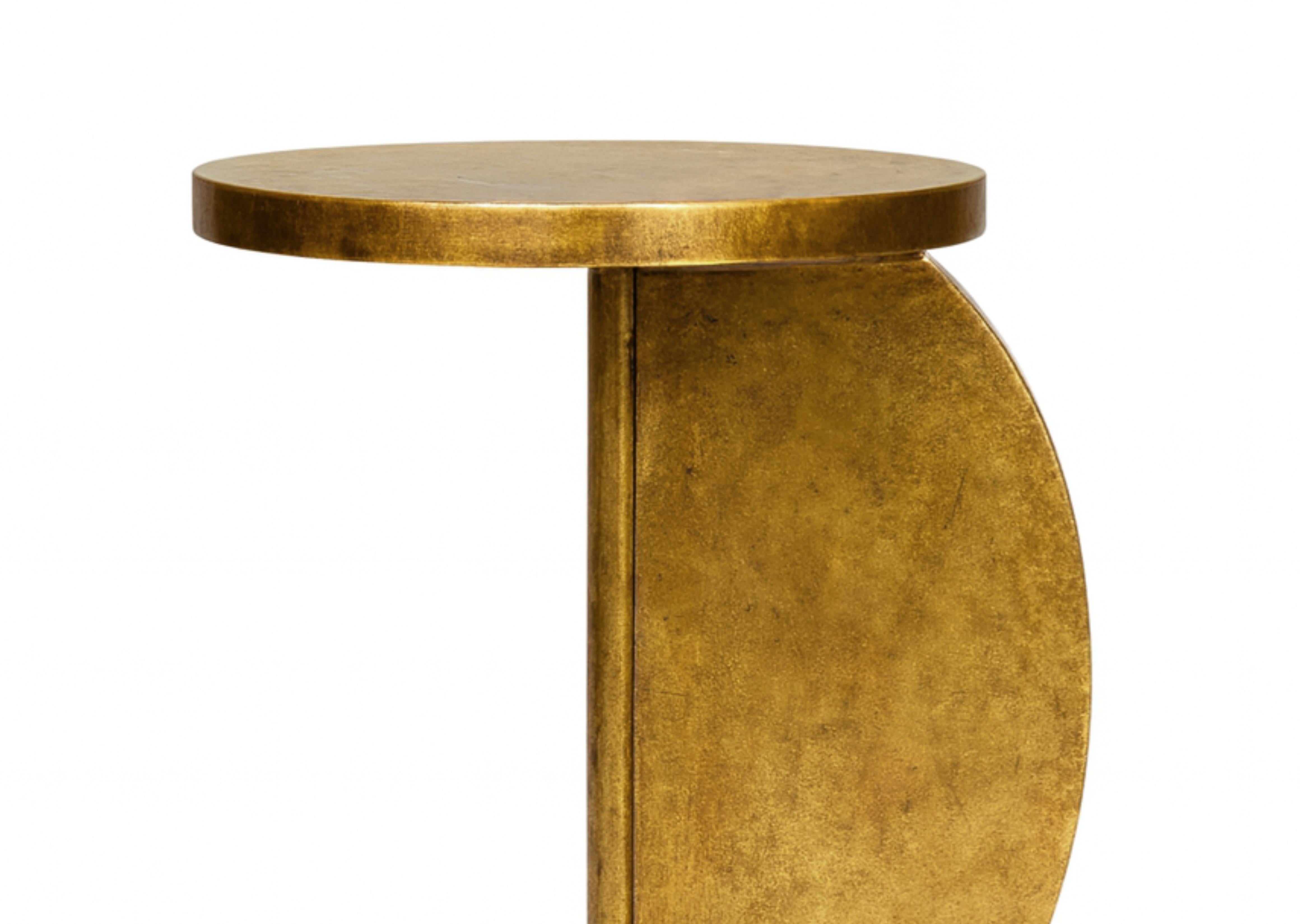 Cette table d'appoint Art Deco en forme de C, fabriquée de manière experte en noyer et dorée. 
Il présente un design élégant et rare, avec deux plateaux circulaires lisses, l'un placé au-dessus de l'autre, soutenus par une base arquée en forme de