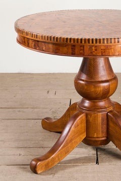 Runder Tisch mit Intarsien im Art Deco-Stil