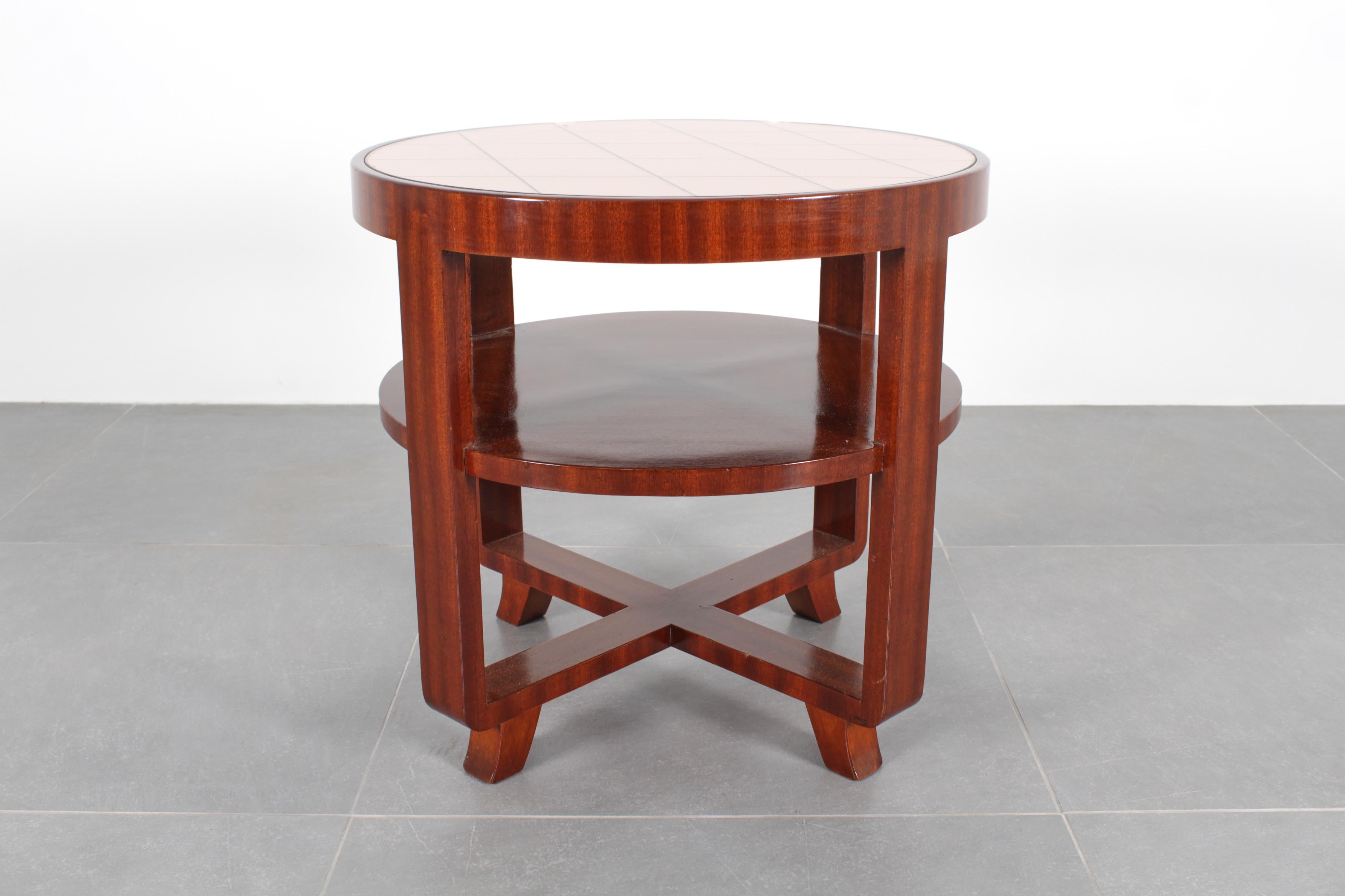 Stilvoller und eleganter restaurierter Art Deco Couchtisch, handgefertigt aus gebogenem Holz zwischen 1930 und 1933 in Italien. Es hat zwei runde Etagen, auf der oberen befindet sich eine rosa verspiegelte Glasscheibe mit einem linearen