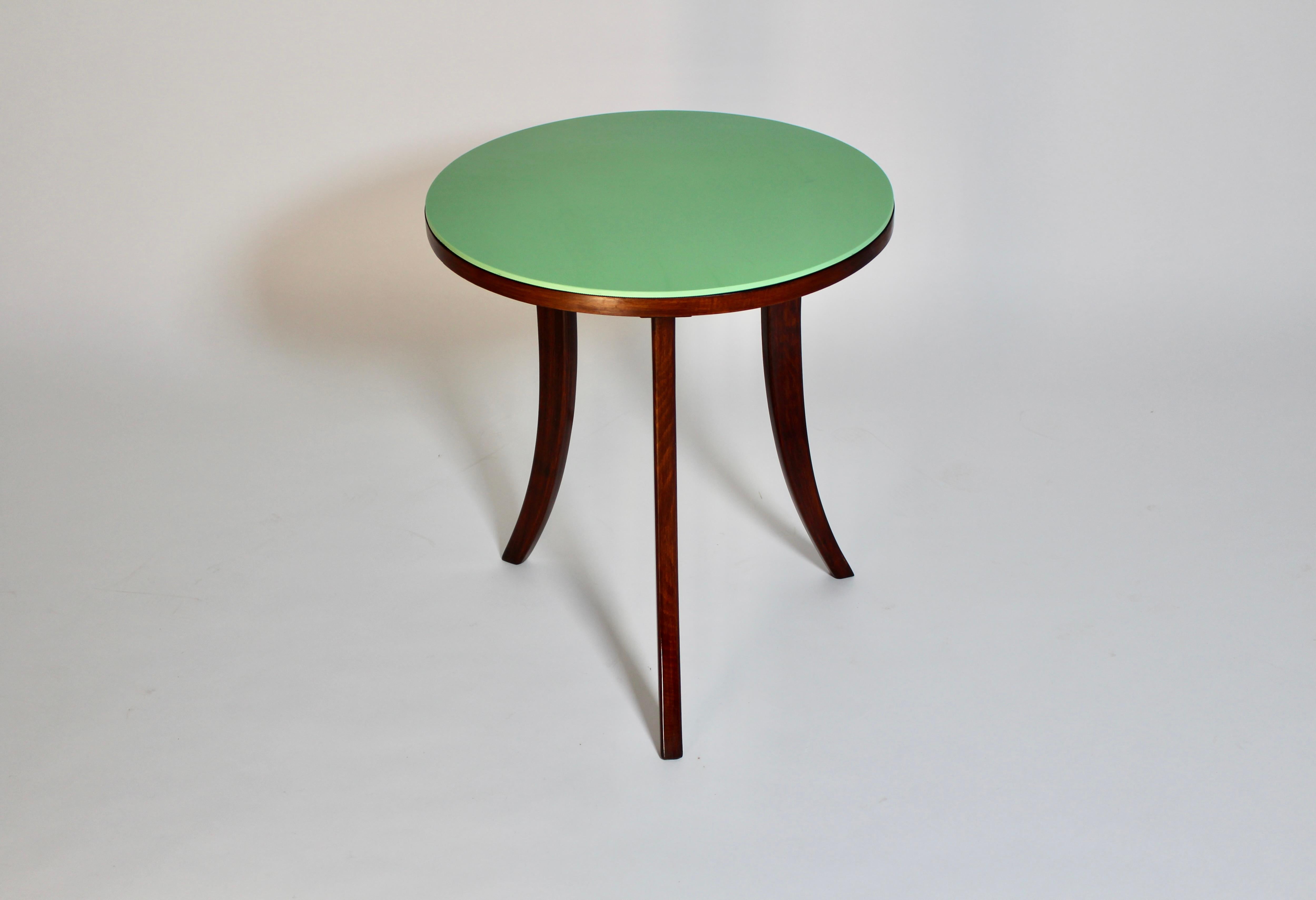 Table basse circulaire vintage Art Deco Josef Franks circa 1927 Vienna.
Une belle table basse en noyer et placage de noyer surmontée d'une plaque de verre vert d'origine.
La charmante et élégante table basse de forme circulaire présente trois pieds