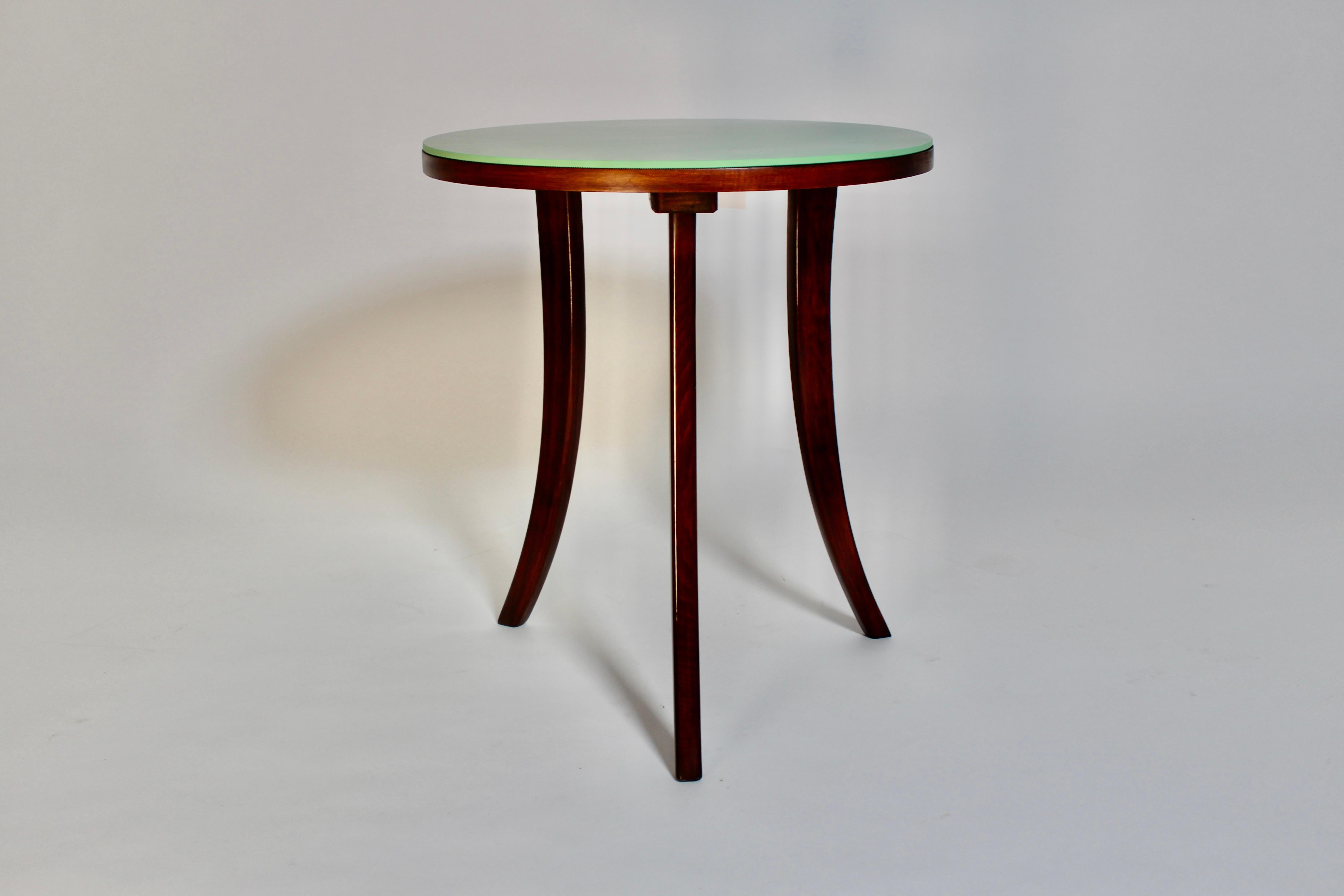 Autrichien Table basse circulaire Art Déco en noyer et verre vert circa 1927 Josef Frank Vienne en vente