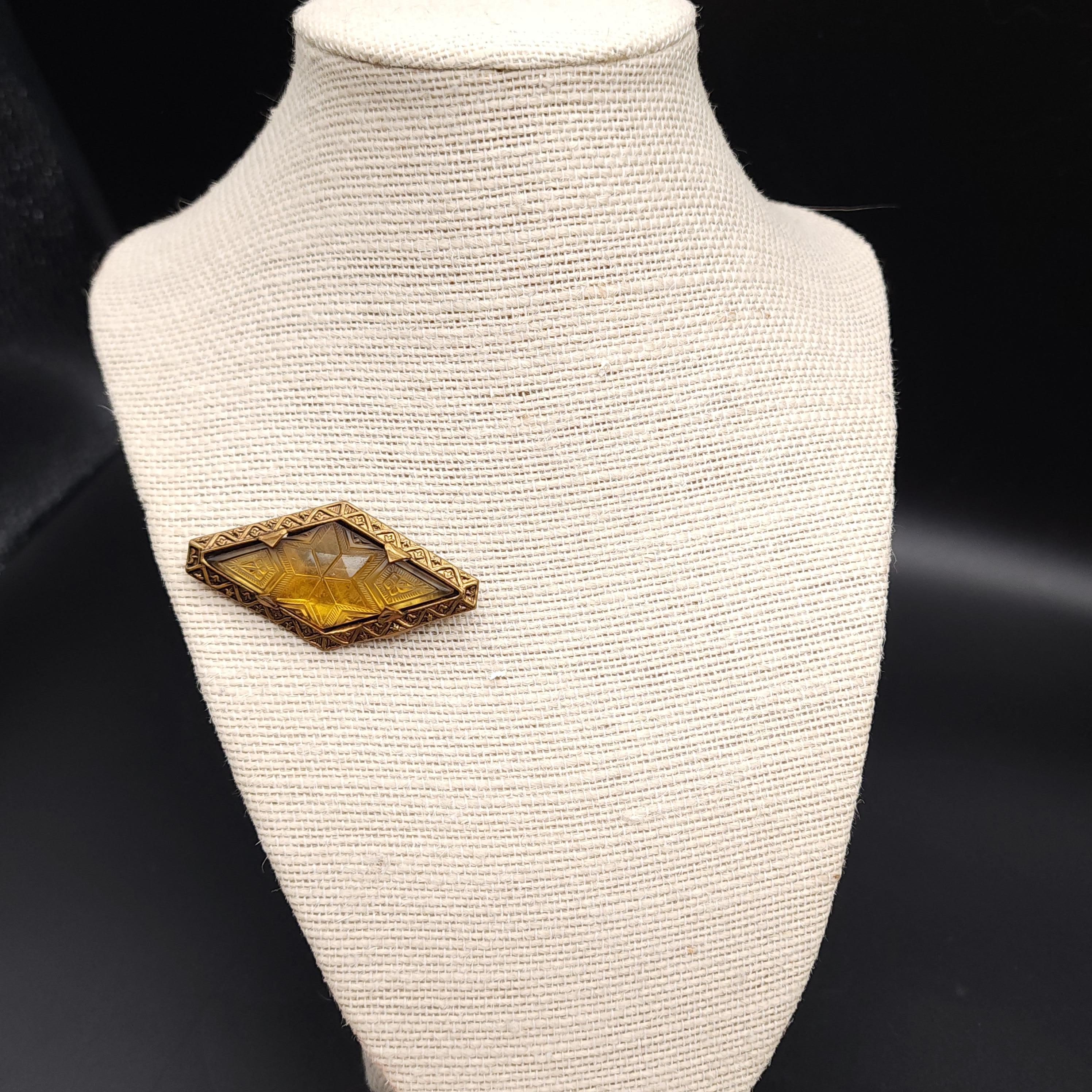 Citrin-Anstecknadel aus geschnitztem Kristall im Art déco-Stil, goldfarbenes dekoratives Fassung,  Brosche für Damen oder Herren im Angebot