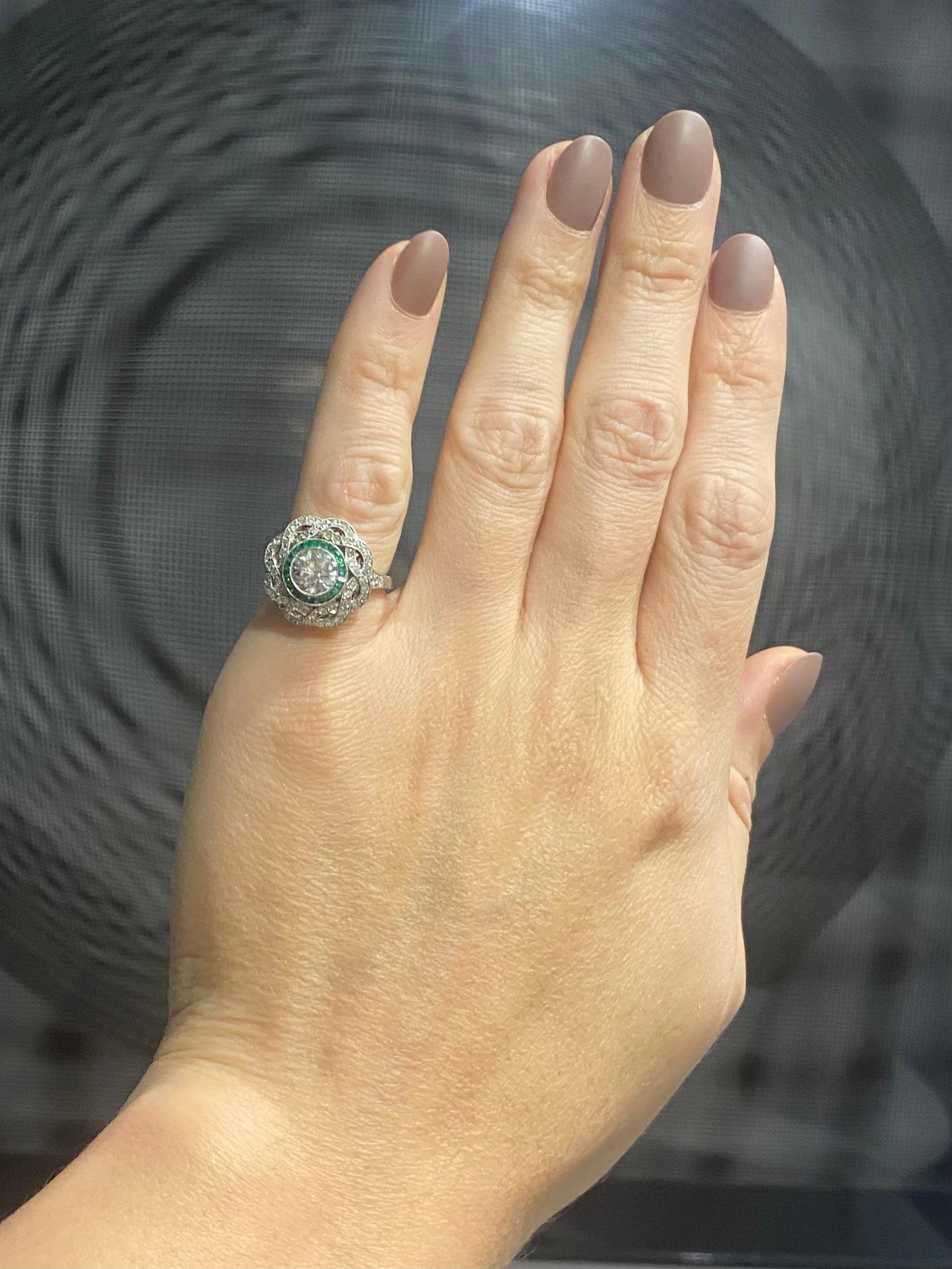 Art Deco Classic Halo Ring in Platinum with 3.23 Ctw in Diamonds and Emeralds In Excellent Condition In Miami, FL
