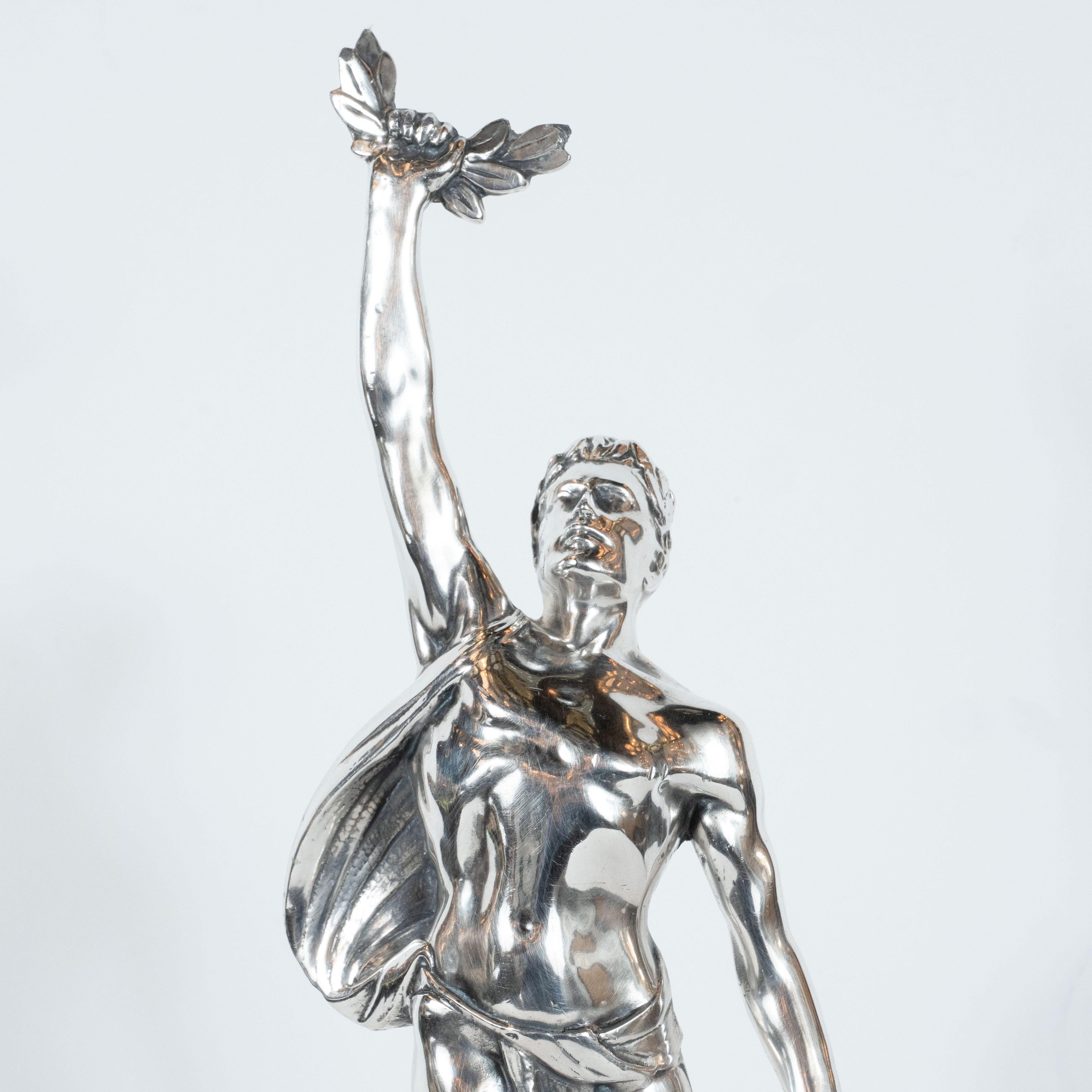 Klassisch-figurative versilberte Art Deco Skulptur mit Flügel- und Akanthusmotiven (amerikanisch)