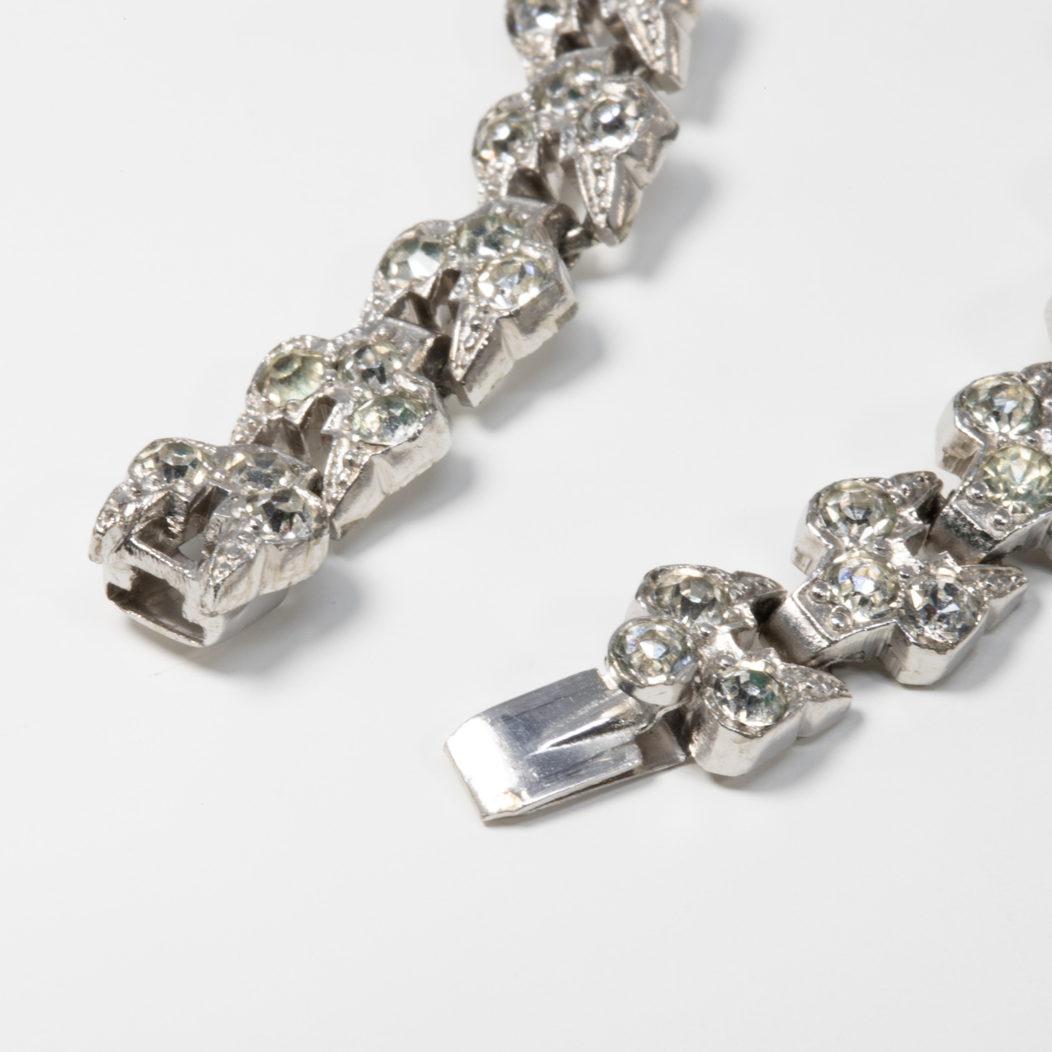 Art-Déco-Gliederarmband mit durchsichtigem Kristall, rhodiniert (Rundschliff) im Angebot