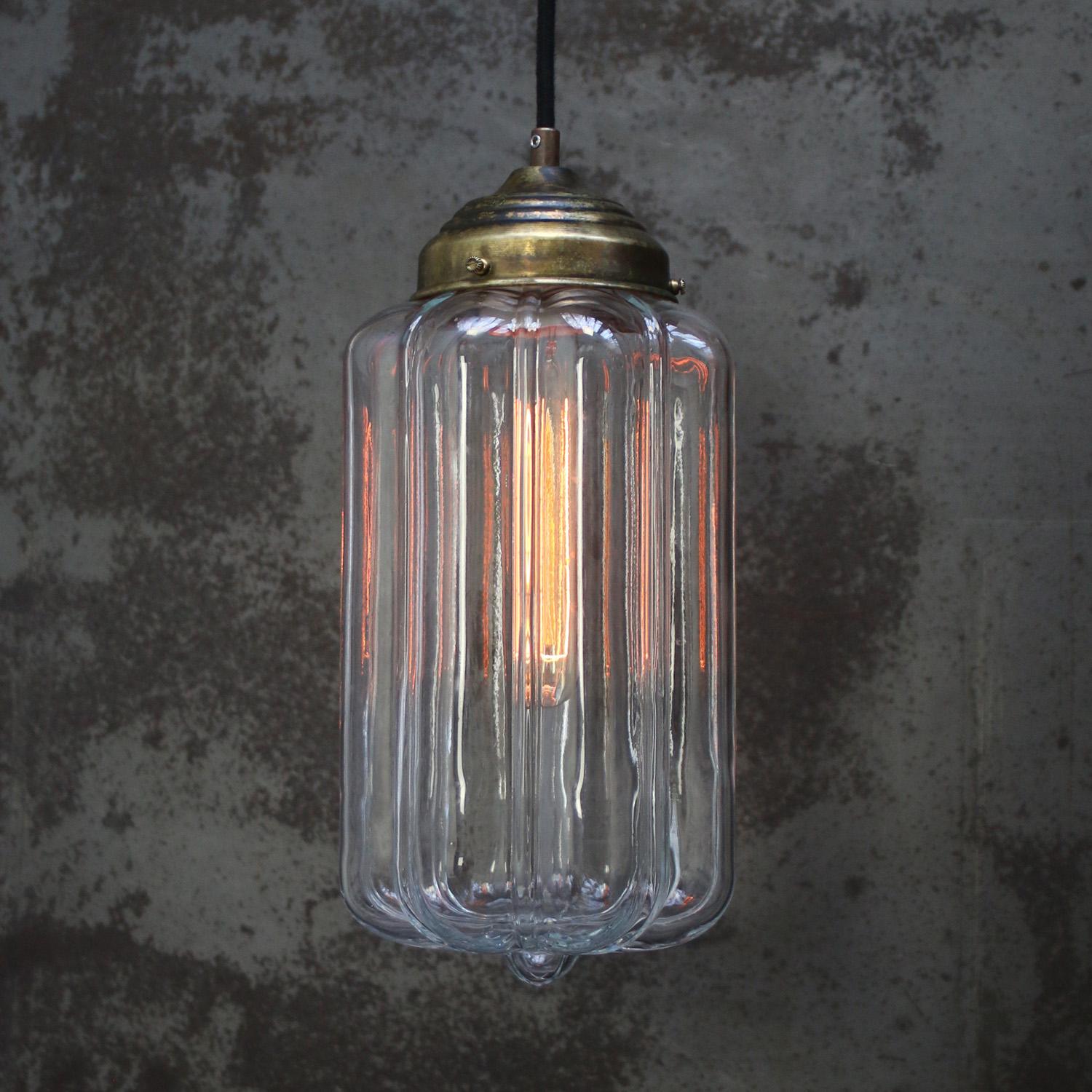 Colgante de cristal transparente estriado.
Cable negro de 2 metros
tapa de latón

2.20 kg / 4.9 lb

Precio por unidad. Todas las lámparas se han adecuado a las normas internacionales para bombillas incandescentes, de bajo consumo y LED. Los