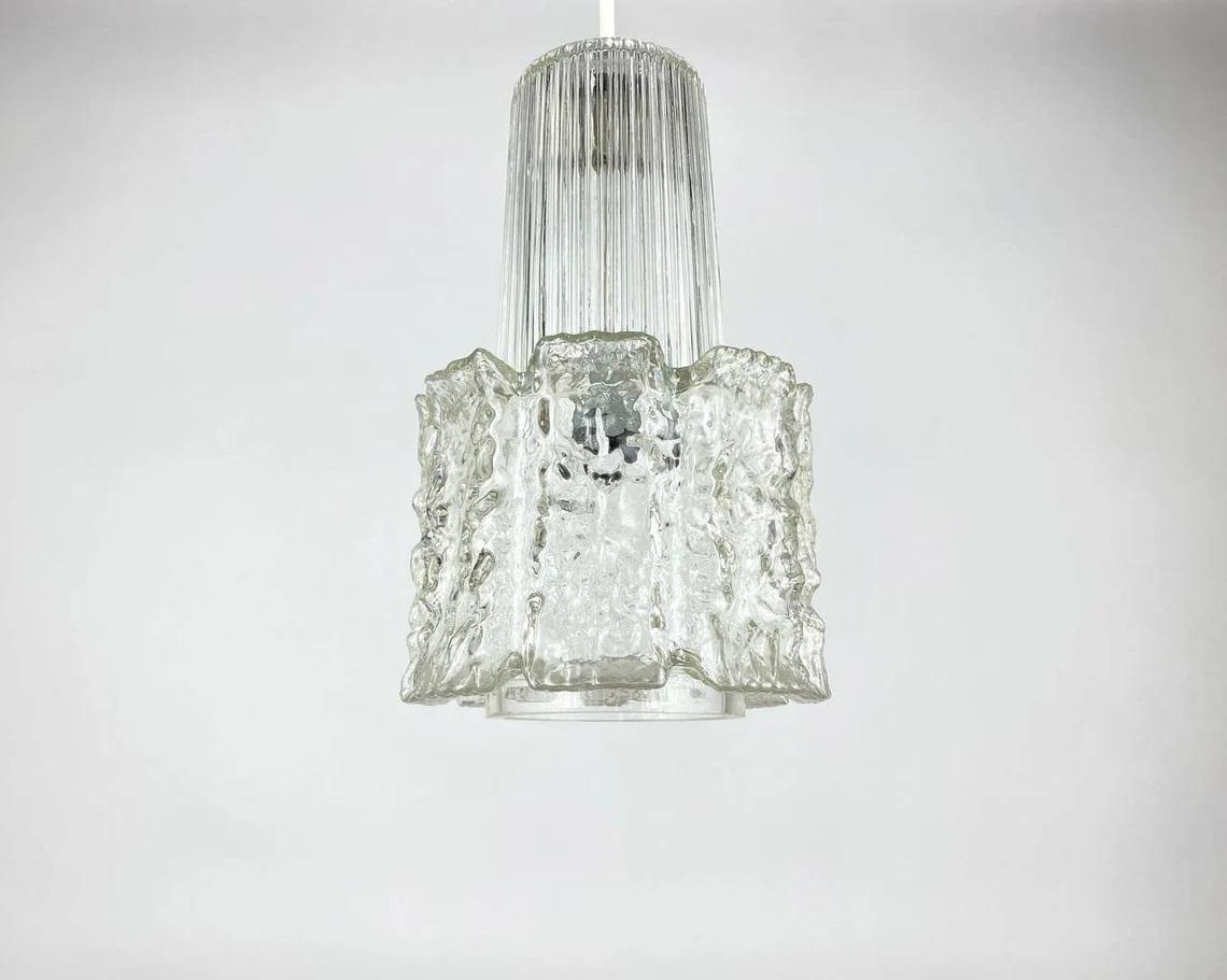 Vintage ice glass pendant lamp.

Textured clear ice glass pendant light with fluted top. Manufactured and designed during the 1980s.

A delightful model from a German company and is perfect for installation on the ceiling of the kitchen,