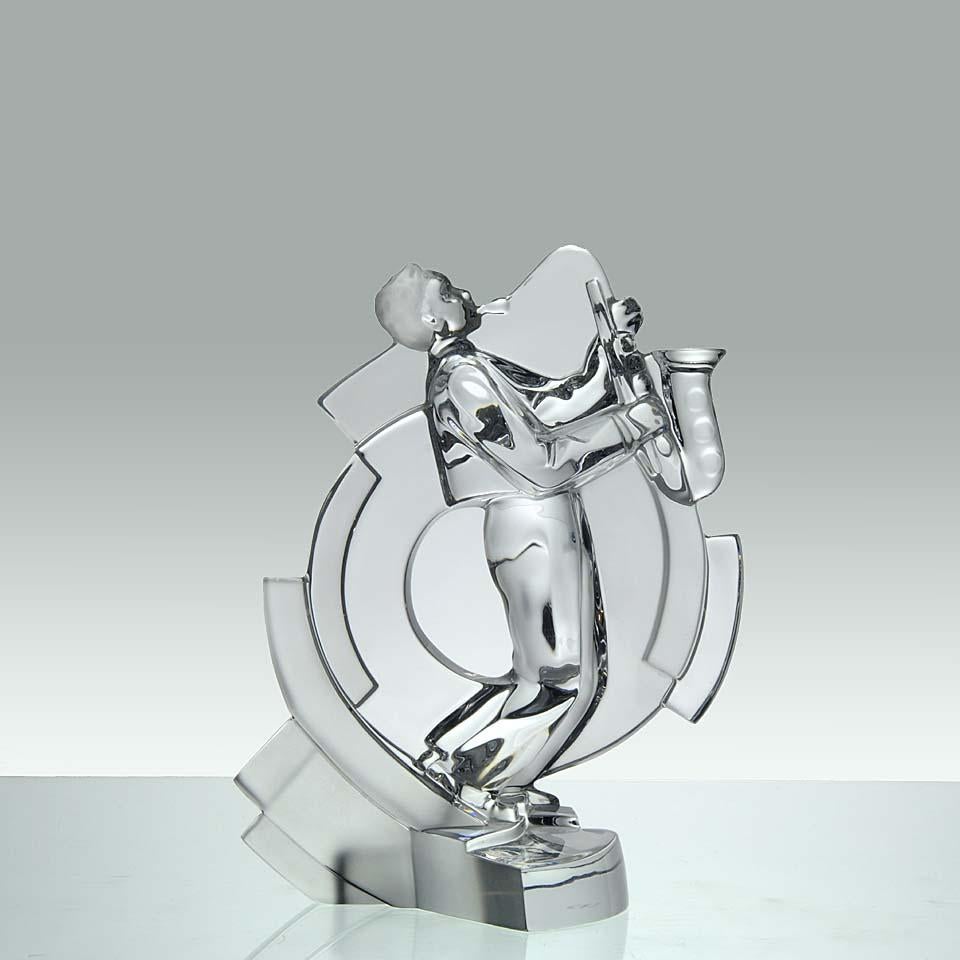 Eine sehr schöne figurative Trophäe aus klarem und gefrostetem Glas aus der Mitte des 20. Jahrhunderts in Form eines Saxophon spielenden Jazzmusikers mit exzellentem handgeschliffenem Detail, signiert und mit Originaletikett.

ZUSÄTZLICHE