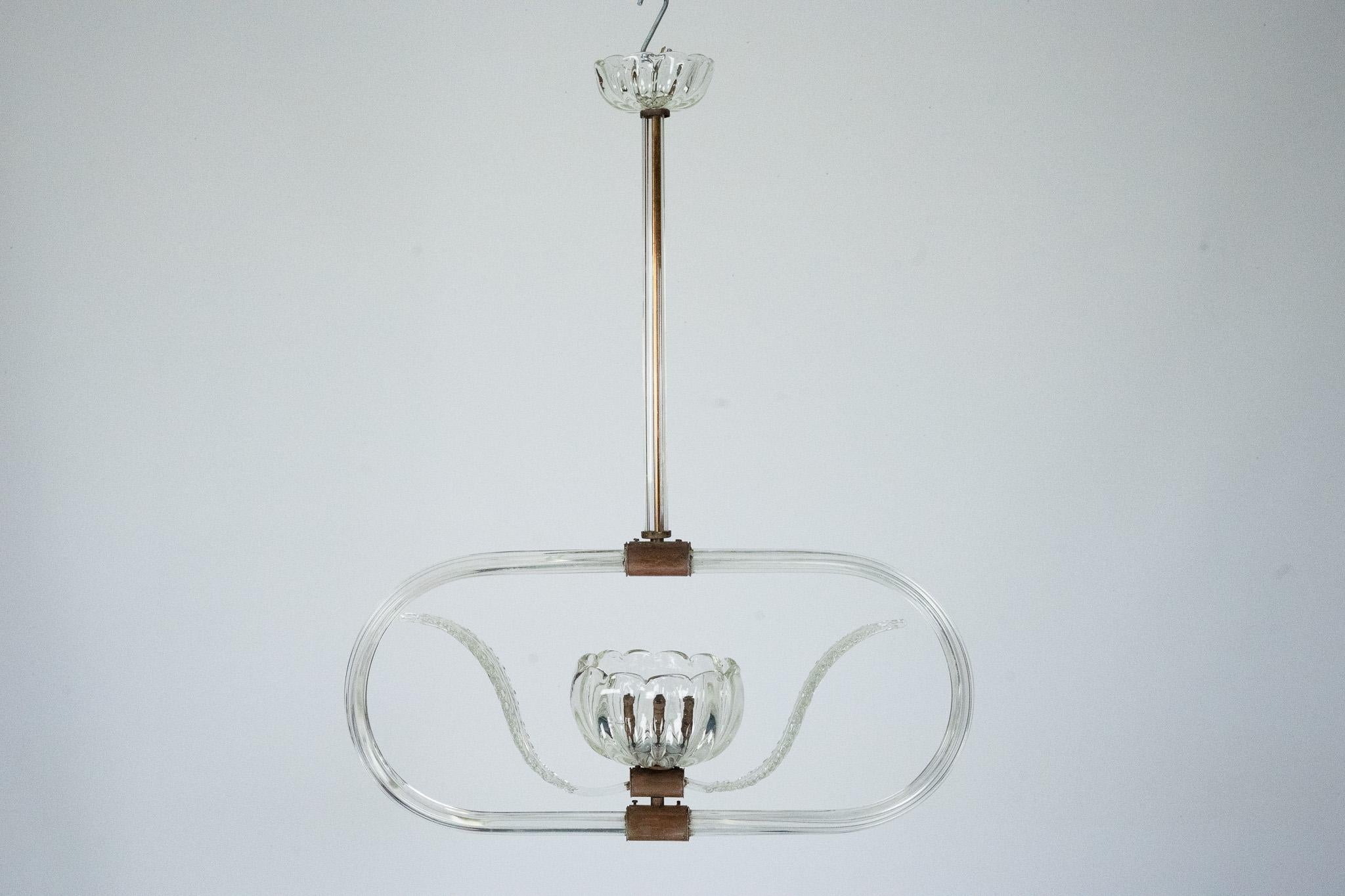 Lámpara Art Déco de cristal de Murano transparente fabricada en Italia en los años 40. Monta un casquillo para bombilla E27. En muy buen estado vintage, sin astillas ni grietas. Pátina original en el latón. Totalmente funcional con cableado estándar