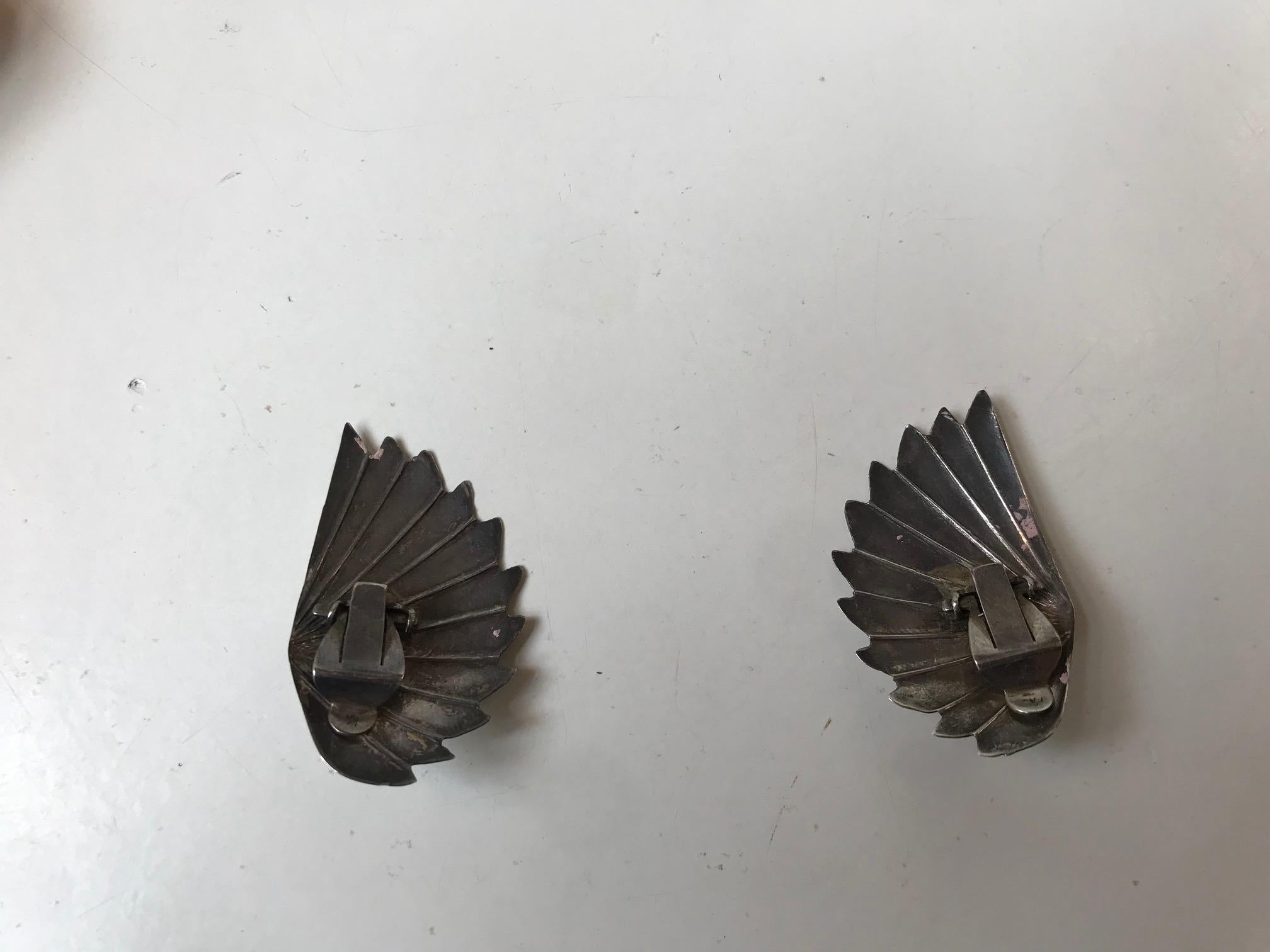 Early 20th Century Art Deco Clip Earrings in Silver and Yellow Jade, Angel Wings, France, 1920s For Sale