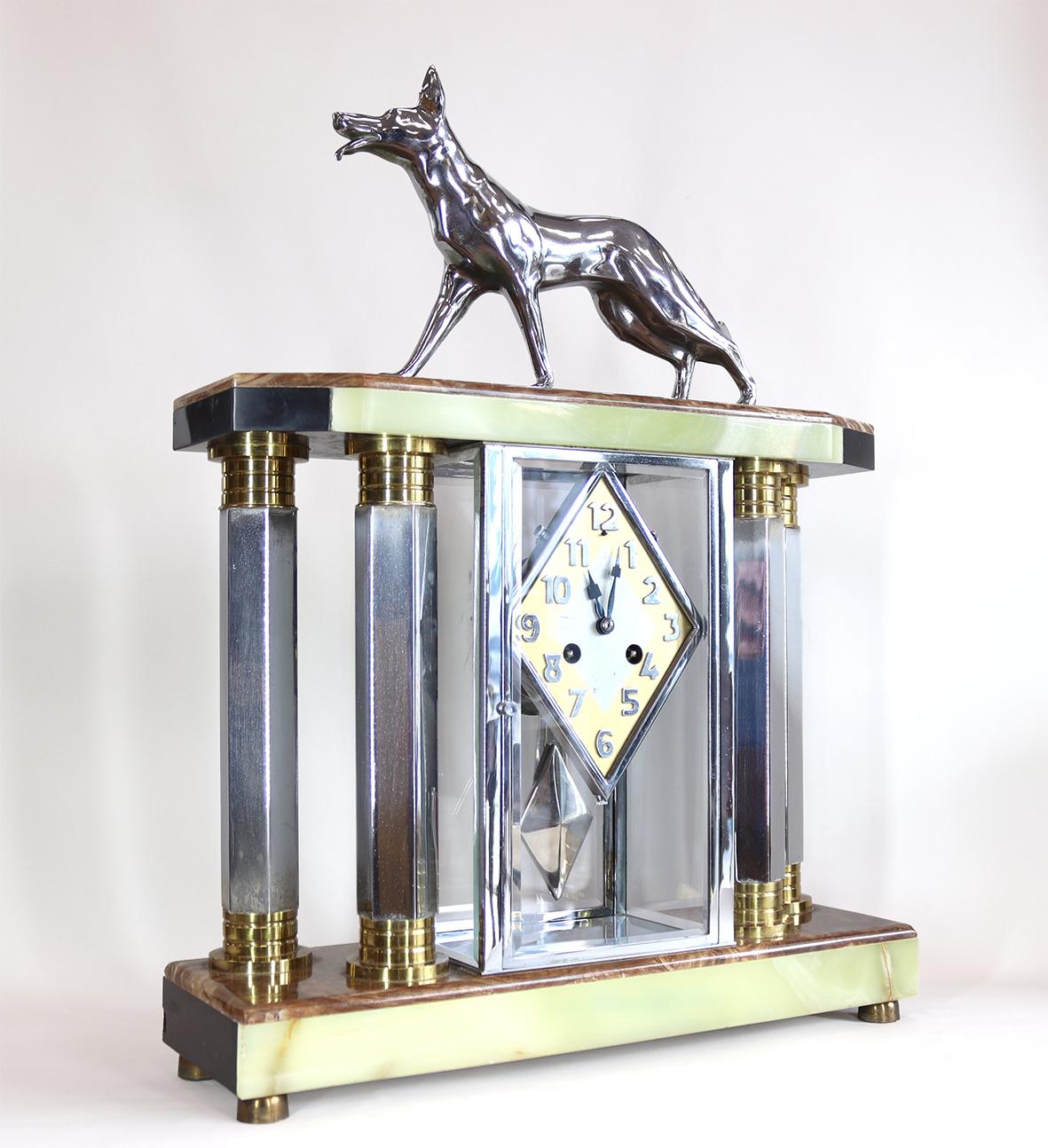 Horloge et garniture Art Déco avec sculpture de Michel Decoux représentant un chien de berger allemand en vente 1