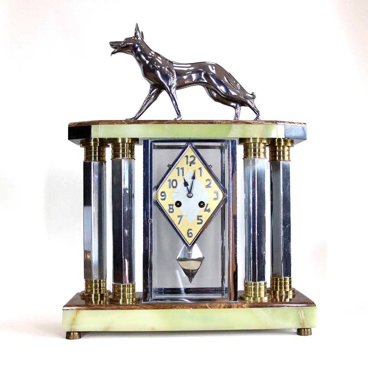 Horloge et garniture Art Déco avec sculpture de Michel Decoux représentant un chien de berger allemand en vente 2