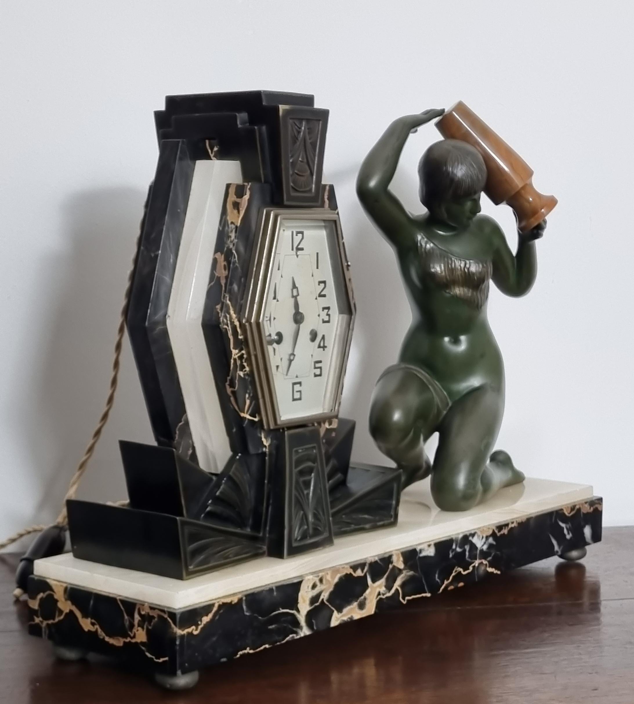 Art Deco Clock with Lamp - Water Carrier Sculpture / Illuminated Nude with Vase In Good Condition For Sale In Hoddesdon, GB