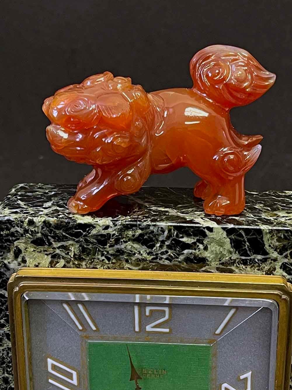 Audacieuse et élégante, cette rare - peut-être unique - horloge de table Art déco de style chinois, réalisée par la célèbre maison Gübelin en Suisse, est une proche cousine des horloges rarissimes produites par Cartier à la même époque.  Comme