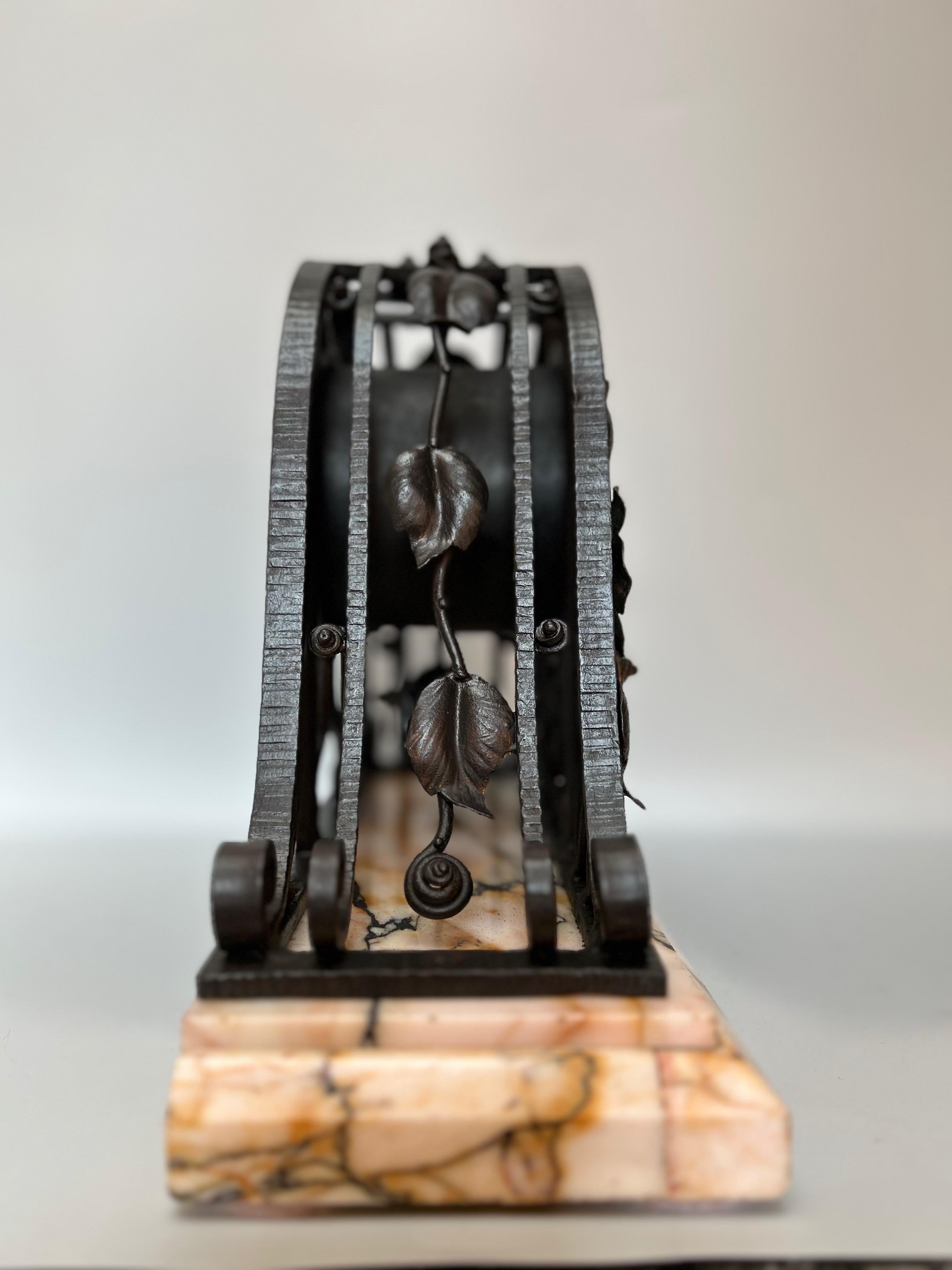 Horloge Art déco en fer forgé par FAG Excellent état - En vente à NANTES, FR